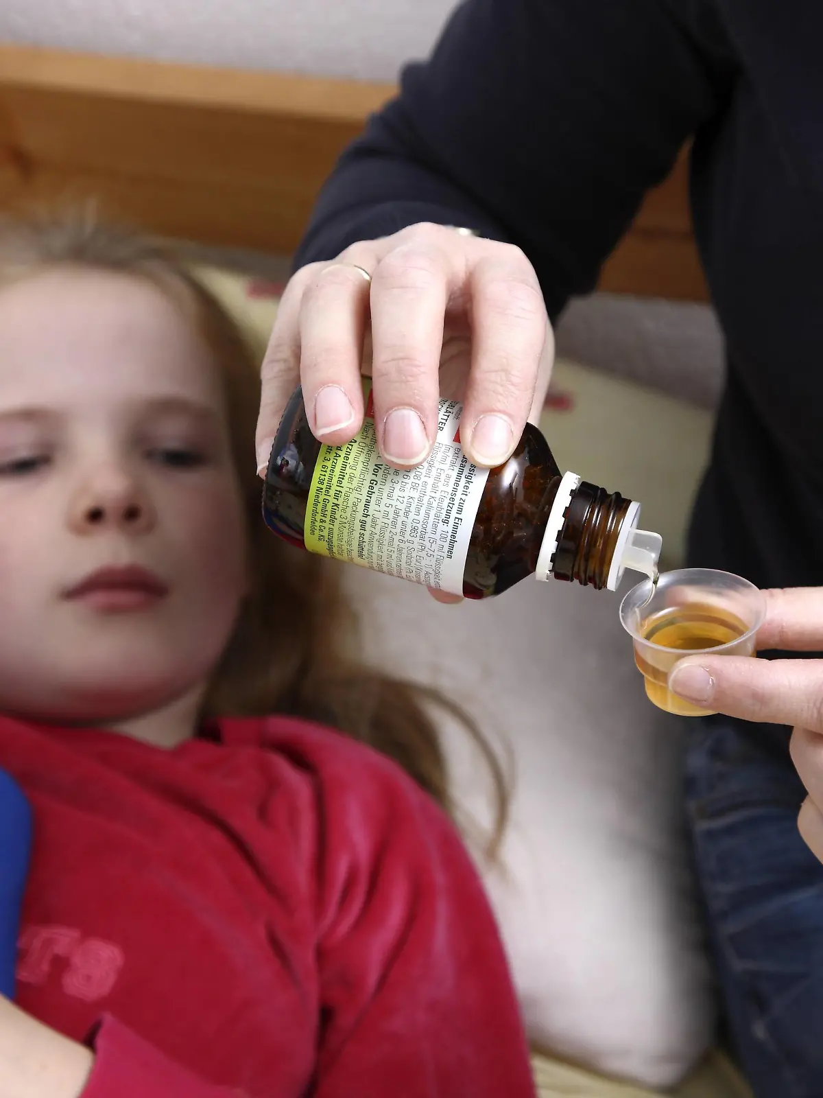 Bildnummer: 56223806  Datum: 26.10.2011  Copyright: imago/Jochen Tack
Mädchen, 10 Jahre alt, liegt krank, mit Grippe, zuhause im Bett, im Kinderzimmer. Hustet, hat Schnupfen, wird von der Mutter betreut. Bekommt Hustensaft verabreicht. x0x Symbol Model Released xng 2011 quer Aufmacher Mädchen jung zuhause Wohnung Kinderzimmer Jugendzimmer Bett Kinderbett krank kränklich erkältet erkältet Erkältung Erkältung Fieber Husten Schnupfen Halsschmerzen Unwohlsein Bettlägrig Pflege pflegen Schmerzen krank sein Wärmflasche Wärmflasche wärmen wärmen warm Eltern Mutter betreuen helfen trösten Grippe Medizin Hustensaft Medikament einnehmen Sirup Rezeptpflichtig 

 56223806 Date 26 10 2011 Copyright Imago Jochen Tack Girl 10 Years Old is ill with Flu home in Bed in Children\u0026#39;s room coughs has Colds will from the Mother supervises gets Cough syrup administered x0x symbol Model released xng 2011 horizontal Highlight Girl Young home Apartment Children\u0026#39;s room Youth room Bed Cot ill sickly cold cold Cold Cold Fever Cough Colds Sore throat Feeling unwell bedridden Care maintain Pain ill be Hot water bottle Hot water bottle warm warm warm Parents Mother Betreuen help comfort Flu Medicine Cough syrup Drug Ingestion Syrup prescription  
