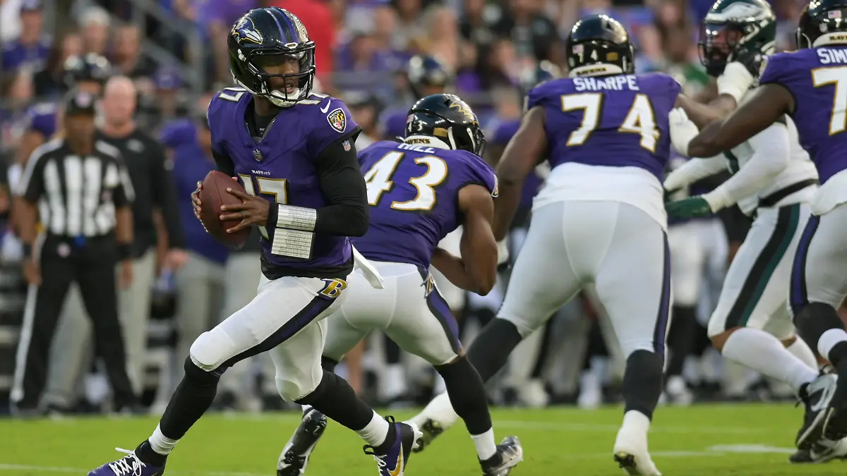 NFL, American Football Herren, USA Preseason-Philadelphia Eagles at Baltimore Ravens Aug 12, 2023 Baltimore, Maryland, USA Baltimore Ravens quarterback Josh Johnson 17 rolls out to pass during the first half against the Philadelphia Eagles at M&T Bank Stadium. Baltimore M&T Bank Stadium Maryland USA, EDITORIAL USE ONLY PUBLICATIONxINxGERxSUIxAUTxONLY Copyright: xTommyxGilliganx 20230812_twg_gb3_067