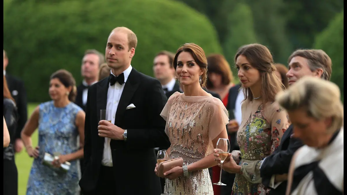 Kate und William besuchen Galadinner für Kinderhospiz . 22/06/2016. Kings Lynn, United Kingdom. Duchess of Cambridge East Anglia s Children s Hospices . Catherine, Duchess of Cambridge attends a gala dinner in support of East Anglia s Children s Hospices nook appeal at Houghton Hall on June 22, 2016 in King s Lynn, England PUBLICATIONxINxGERxSUIxAUTxHUNxONLY xWPAxPoolxx/xi-Imagesx IIM-12946-0007

Kate and William visit Gala Dinner for Children\u0026#39;s Hospice 22 06 2016 Kings Lynn United Kingdom Duchess of Cambridge East Anglia S Children S Hospices Catherine Duchess of Cambridge Attends a Gala Dinner in Support of East Anglia S Children S Hospices Nook Appeal AT Houghton Hall ON June 22 2016 in King S Lynn England PUBLICATIONxINxGERxSUIxAUTxHUNxONLY xWPAxPoolxx Xi Imagesx iim  0007  