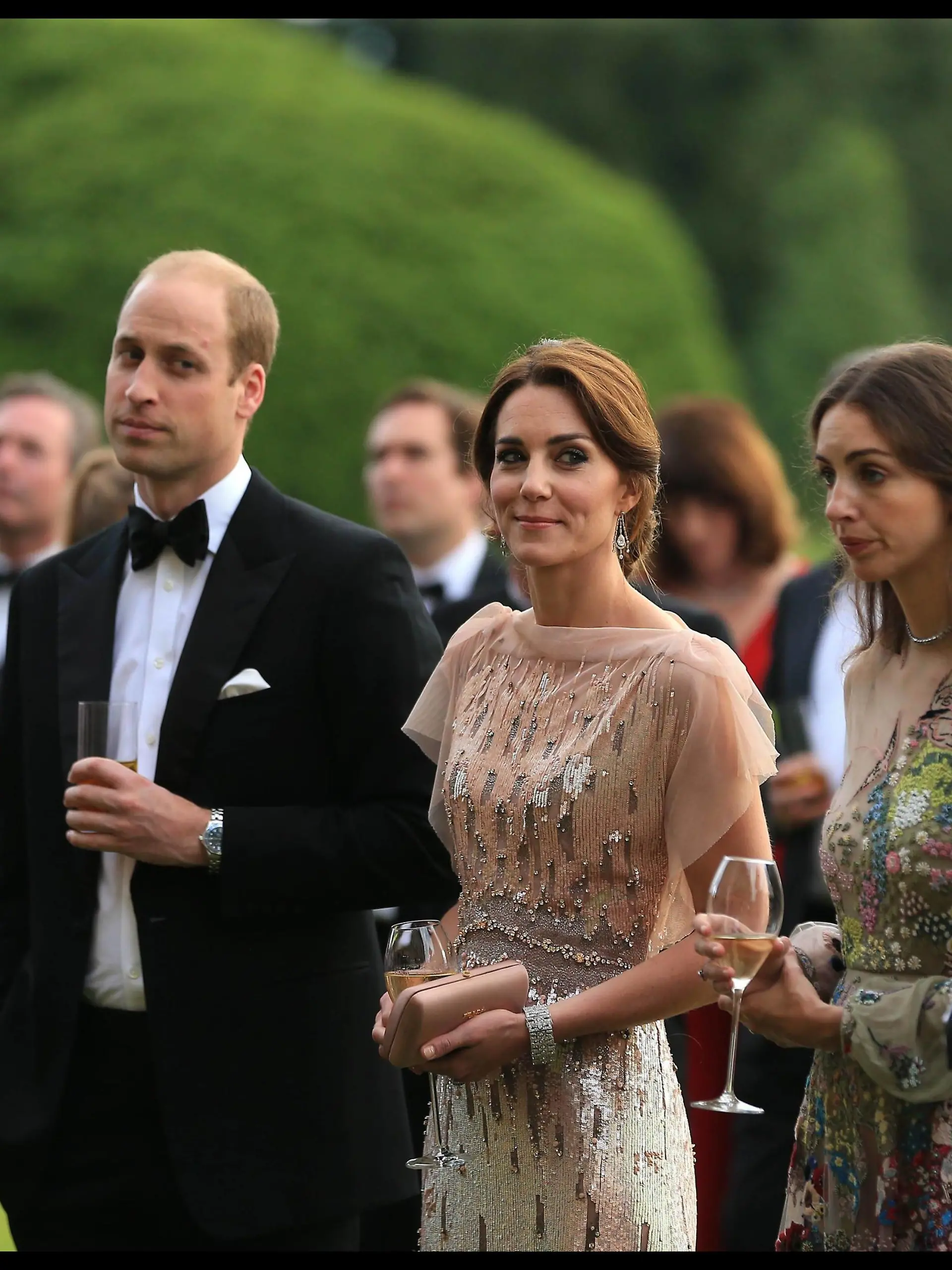 Kate und William besuchen Galadinner für Kinderhospiz . 22/06/2016. Kings Lynn, United Kingdom. Duchess of Cambridge East Anglia s Children s Hospices . Catherine, Duchess of Cambridge attends a gala dinner in support of East Anglia s Children s Hospices nook appeal at Houghton Hall on June 22, 2016 in King s Lynn, England PUBLICATIONxINxGERxSUIxAUTxHUNxONLY xWPAxPoolxx/xi-Imagesx IIM-12946-0007

Kate and William visit Gala Dinner for Children\u0026#39;s Hospice 22 06 2016 Kings Lynn United Kingdom Duchess of Cambridge East Anglia S Children S Hospices Catherine Duchess of Cambridge Attends a Gala Dinner in Support of East Anglia S Children S Hospices Nook Appeal AT Houghton Hall ON June 22 2016 in King S Lynn England PUBLICATIONxINxGERxSUIxAUTxHUNxONLY xWPAxPoolxx Xi Imagesx iim  0007  