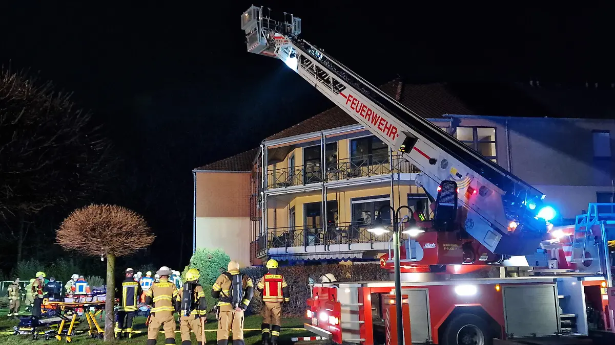 23.01.2023, Nordrhein-Westfalen, Kamen: Feuerwehrleute arbeiten vor einem Altenheim. Dort war am Montagabend ein Brand ausgebrochen. Wie viele Menschen durch den Brand im Keller des Heims im Stadtteil Heeren verletzt wurden, war zuerst unklar. Das Heim wurde evakuiert, hieß es von der Leitstelle. Foto: M. Neumann/Blaulicht Unna/dpa +++ dpa-Bildfunk +++