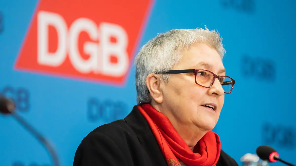 23.01.2023, Berlin: Elke Hannack, stellvertretende Vorsitzende des Deutschen Gewerkschaftsbundes, spricht bei der Jahrespressekonferenz des Deutschen Gewerkschaftsbundes zu den politischen Schwerpunkten des DGB für das Jahr 2023. Foto: Christoph Soeder/dpa +++ dpa-Bildfunk +++