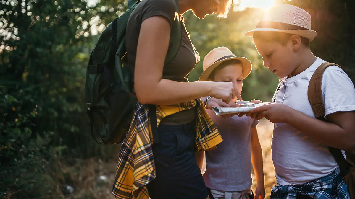 Eine Schnitzeljagd oder Schatzsuche ist der ideale Familienausflug: Viel Bewegung an der frischen Luft, kniffelige Rätsel, Teamgeist und ein Schatz warten.