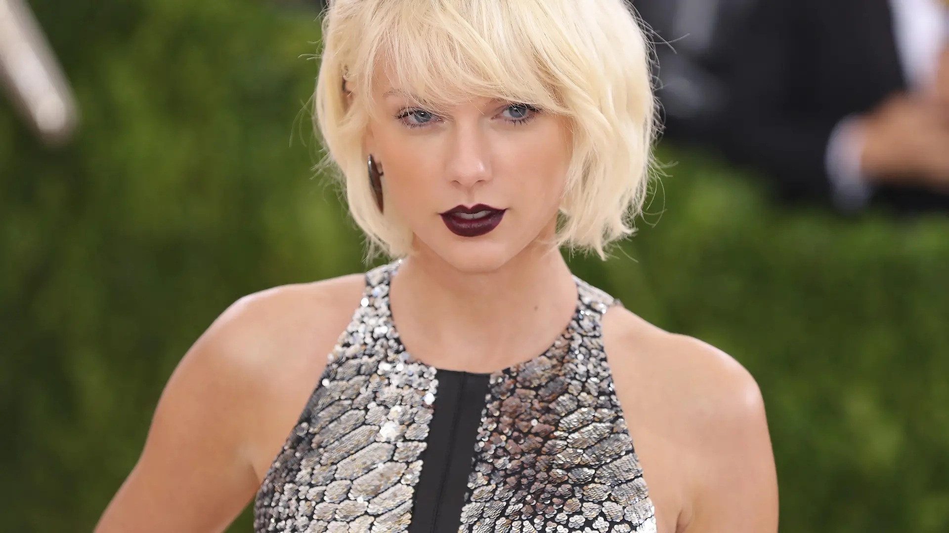 NEW YORK, NY - MAY 02:  Taylor Swift attends the "Manus x Machina: Fashion In An Age Of Technology" Costume Institute Gala at Metropolitan Museum of Art on May 2, 2016 in New York City.  (Photo by Neilson Barnard/Getty Images for The Huffington Post)