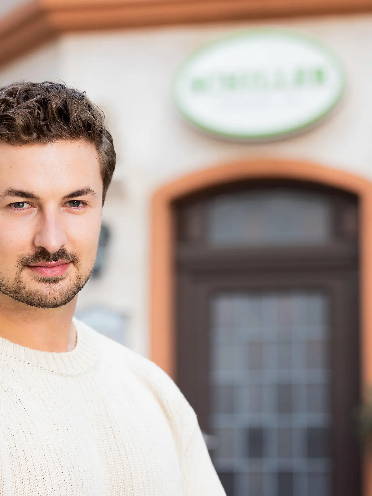 07.09.2021, Nordrhein-Westfalen, Köln: Nicolas Puschmann, Schauspieler, aufgenommen in der Kulisse der RTL-Fernsehserie "Unter Uns". Puschmann gibt sein Schauspieldebüt als Frauenarzt Dr. Richard Schilling. (zu dpa "Nicolas Puschmann spielt Frauenarzt in «Unter Uns») Foto: Rolf Vennenbernd/dpa +++ dpa-Bildfunk +++