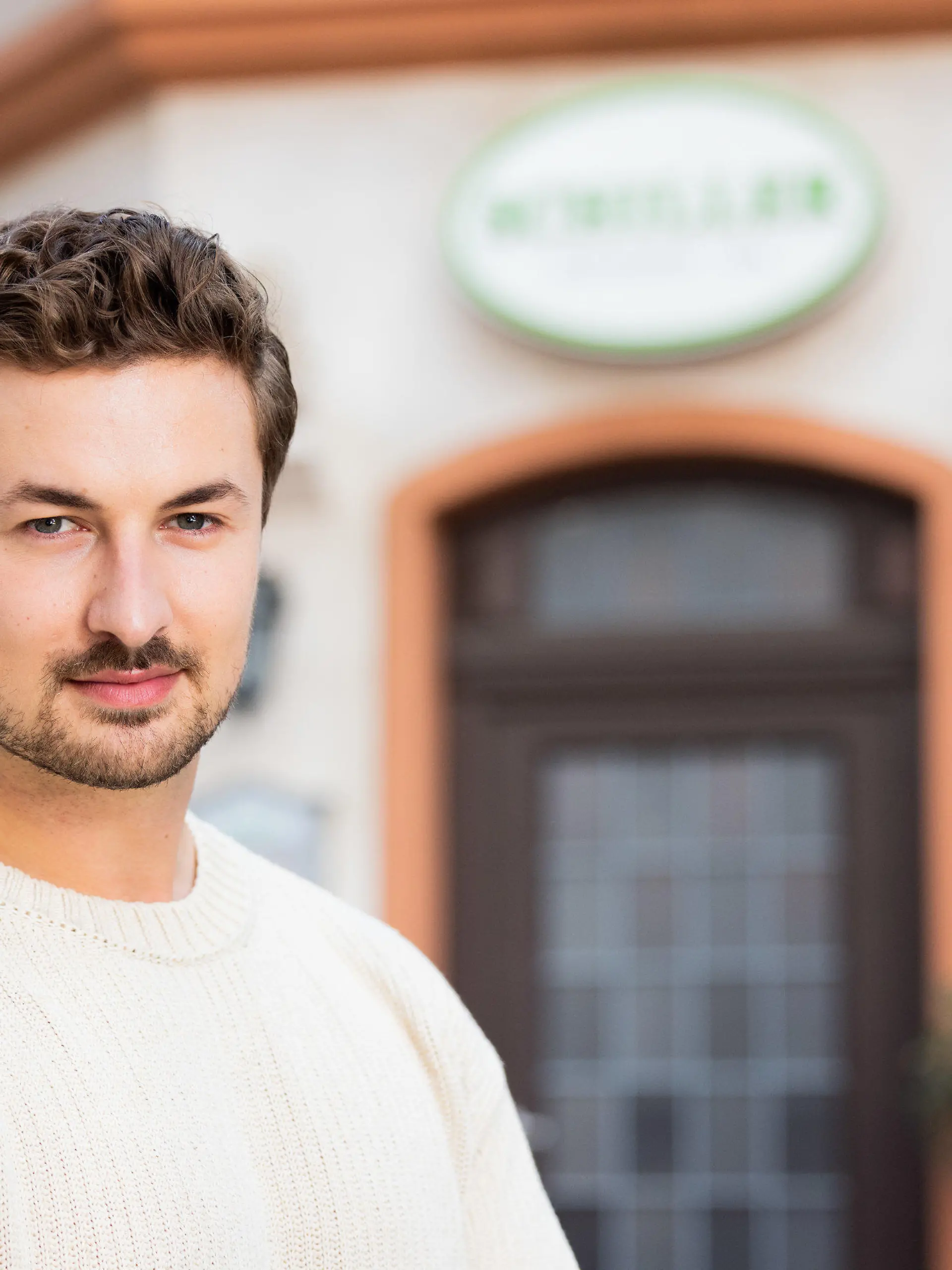07.09.2021, Nordrhein-Westfalen, Köln: Nicolas Puschmann, Schauspieler, aufgenommen in der Kulisse der RTL-Fernsehserie "Unter Uns". Puschmann gibt sein Schauspieldebüt als Frauenarzt Dr. Richard Schilling. (zu dpa "Nicolas Puschmann spielt Frauenarzt in «Unter Uns») Foto: Rolf Vennenbernd/dpa +++ dpa-Bildfunk +++