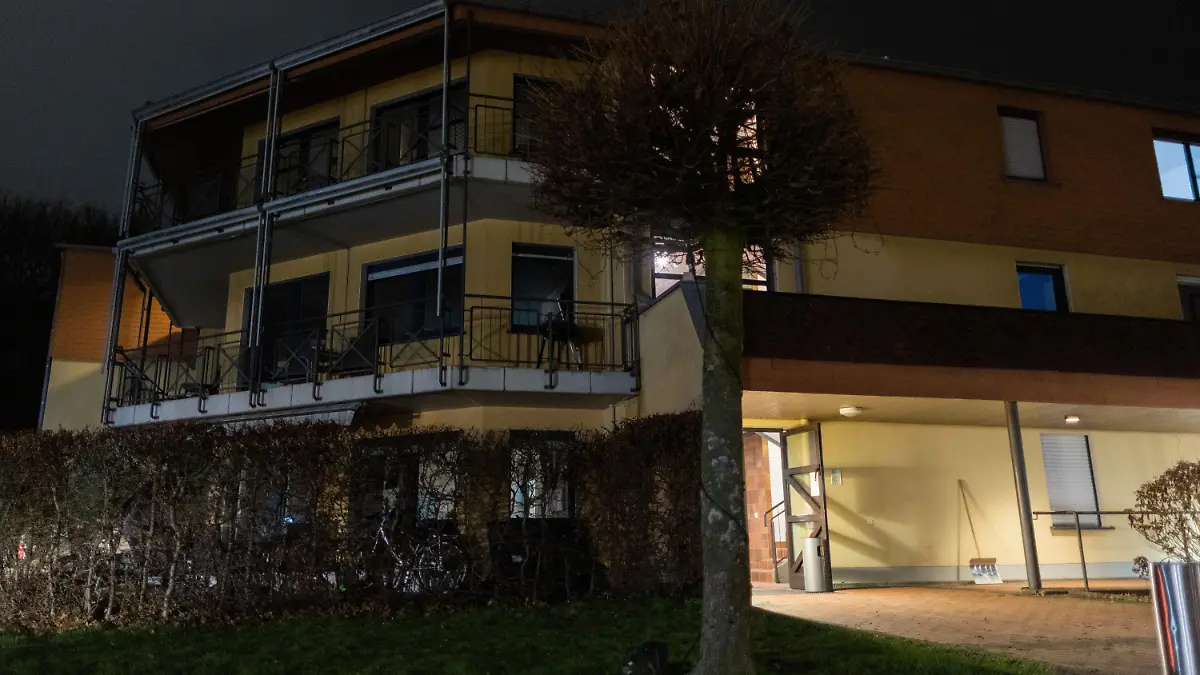 24.01.2023, Nordrhein-Westfalen, Kamen: Blick auf den Teil des Friedrich-Pröbsting-Hauses, in dem es gebrannt hat (von außen nicht sichtbar). Bei einem Brand in einem Heim für Behinderte im Kreis Unna in Nordrhein-Westfalen sind zwei Menschen ums Leben gekommen. Darüber hinaus gab es einen Schwer- und einen Leichtverletzten, wie ein Polizeisprecher in der Nacht zum Dienstag mitteilte Foto: Rolf Vennenbernd/dpa +++ dpa-Bildfunk +++