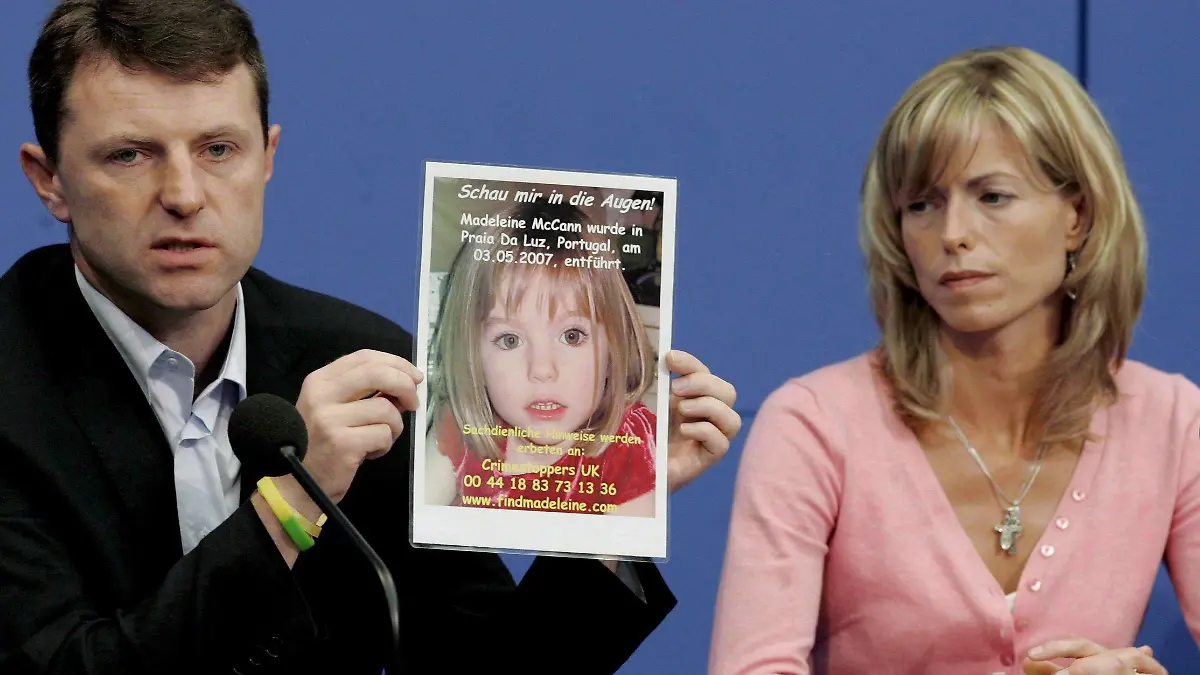 ARCHIV - Kate und Gerry McCann zeigen in Berlin bei einer Pressekonferenz ein Foto ihrer Tochter Madeleine (Archivfoto vom 06.06.2007). Die Eltern des englischen Mädchens haben zum 1000. Tag seines Verschwindens zu einer Promi-Gala geladen. Die Veranstaltung findet am Mittwochabend (27.01.2010) in einem Londoner Nobelhotel statt. Kate und Gerry McCann wollen auf diese Weise an ihre Tochter erinnern und Geld für ihre Stiftung sammeln. Die kleine Maddie gilt seit dem 3. Mai 2007 als vermisst. Foto: Soeren Stache (zu dpa-Meldung vom 26.01.2010)  +++(c) dpa - Bildfunk+++