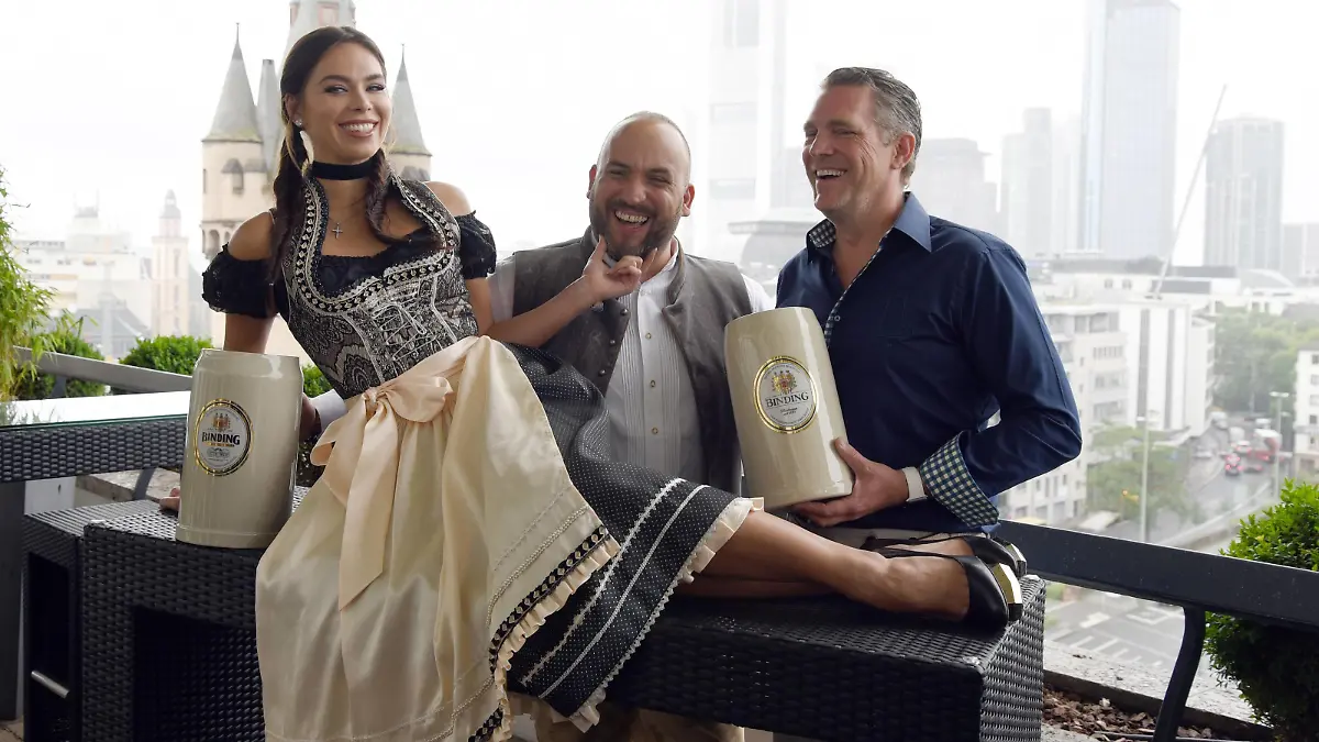 14.06.2016 Frankfurt am Main Pressekonferenz Frankfurter Oktoberfest 2016 im Dirndl It-Girl , Ex-Spielerfrau, Model und Schauspielerin Liliana Nova (Kristina Liliana Matthäus) ist das Gesicht und die Botschafterin des Frankfurter Oktoberfestes 2016 Bild zeigt Liliana Nova, Oktoberfestwirt Dennis Hausmann und Kai Mann Oktoberfest-Macher

14 06 2016 Frankfurt at Main Press conference Frankfurt Oktoberfest 2016 in Dirndl IT Girl Ex Players woman Model and Actress Liliana Nova Kristina Liliana Matthew is the Face and the Ambassador the Frankfurt Oktoberfest 2016 Picture shows Liliana Nova Oktoberfest economy Dennis Hausmann and Kai Man Oktoberfest Maker  