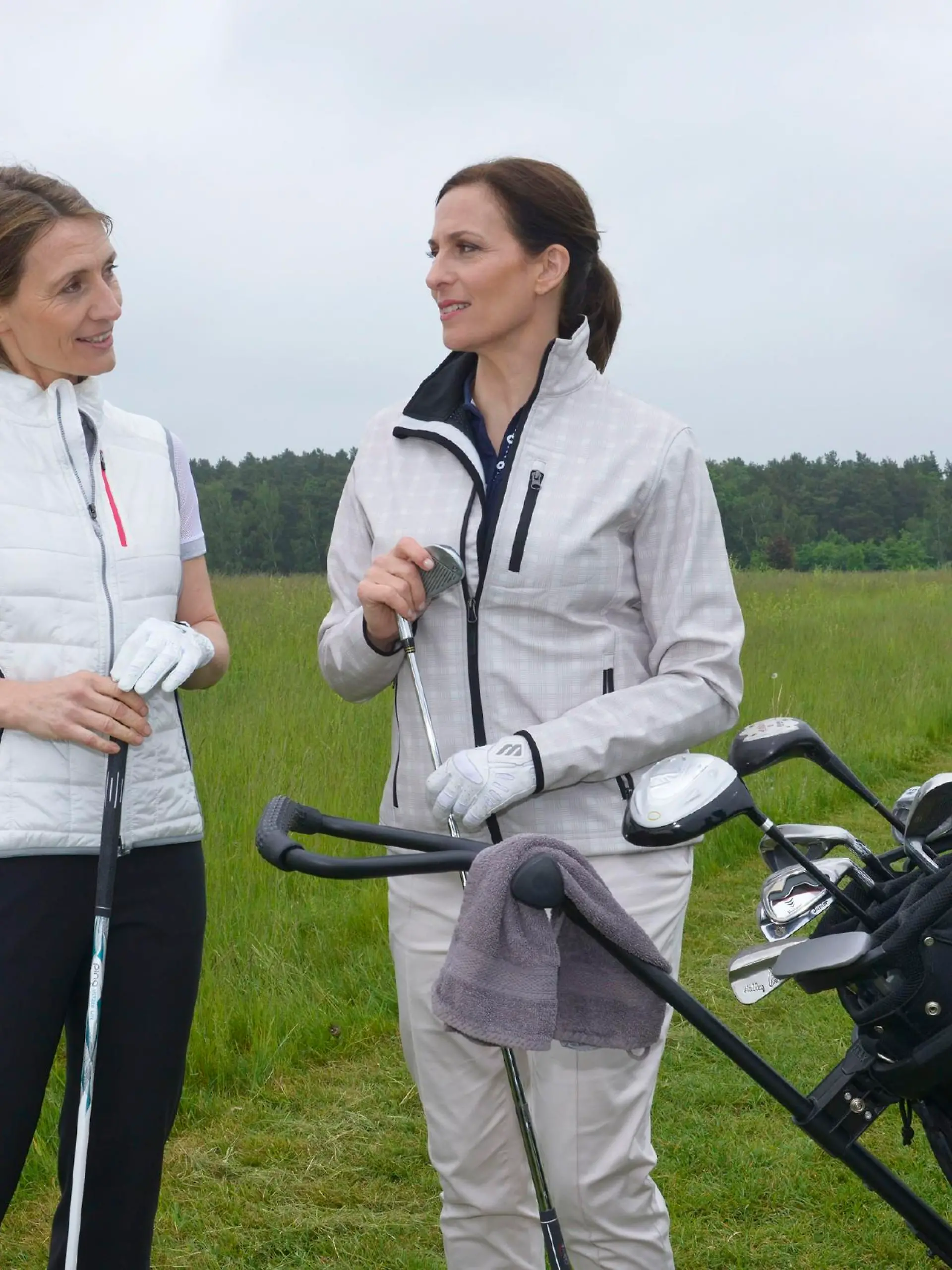 Um der Bankerin Rosa Lehmann (Joana Schümer, l.) ein Gespräch abzutrotzen, fordert Katrin (Ulrike Frank) die Dame im Golfspiel heraus und nutzt die Partie, um eine persönliche Ebene herzustellen.