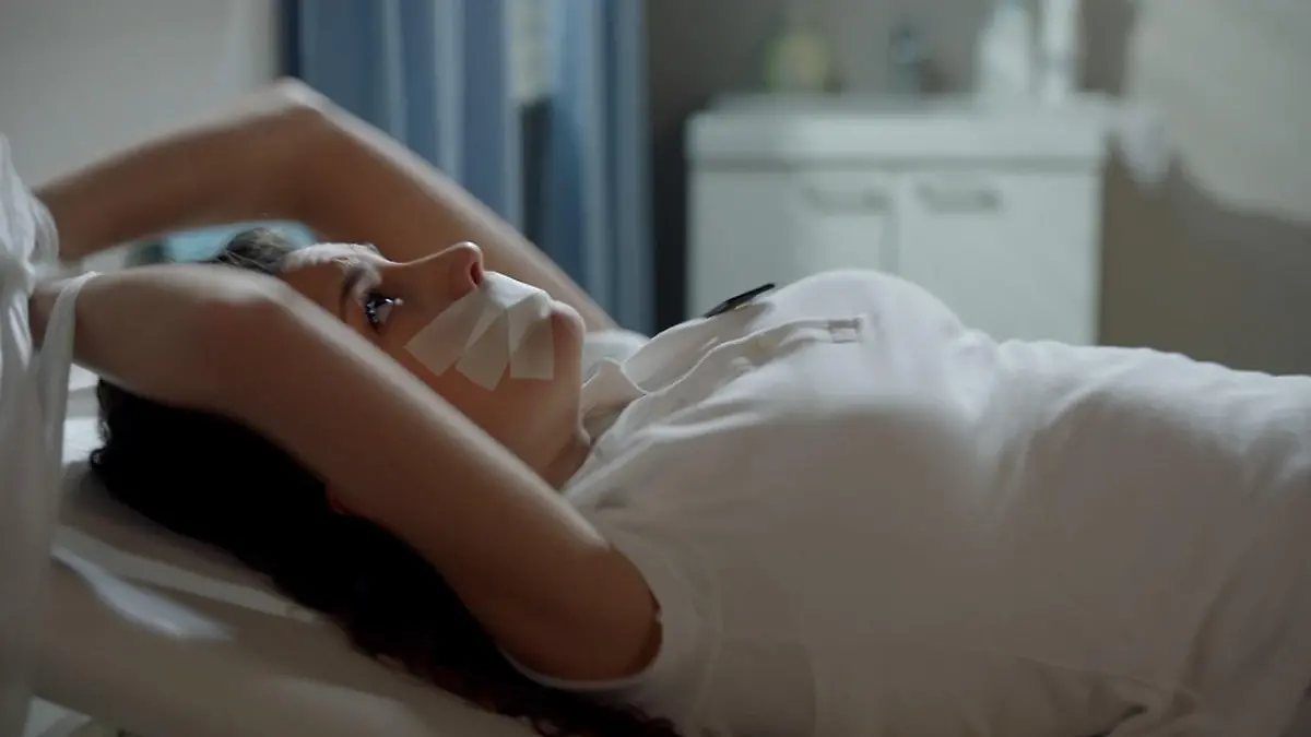 David macht Ayla unschädlich  Kann Ayla sich von ihren Fesseln befreien?