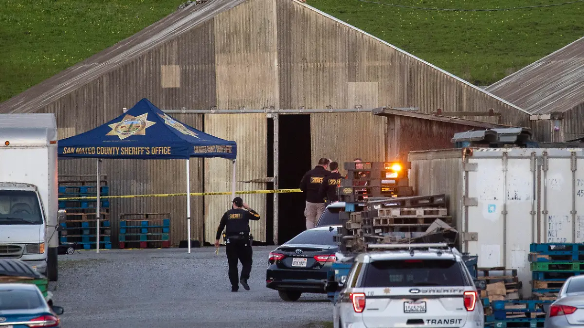 23.01.2023, USA, Half Moon Bay: Die Polizei untersucht den Tatort von Schüssen am Cabrillo Highway in Half Moon Bay, Kalifornien. Ein weitere Bluttat fordert mehrere Menschenleben, jetzt trifft es eine ländliche Gemeinde im Norden des Westküstenstaates: Bei Schüssen an zwei Tatorten, in einer Pilzfarm und einer Speditionsfirma in Half Moon Bay sind am Montag mindestens sieben Menschen ums Leben gekommen. Foto: Karl Mondon/Bay Area News Group via AP/dpa - ACHTUNG: Nur zur redaktionellen Verwendung und nur mit vollständiger Nennung des vorstehenden Credits +++ dpa-Bildfunk +++