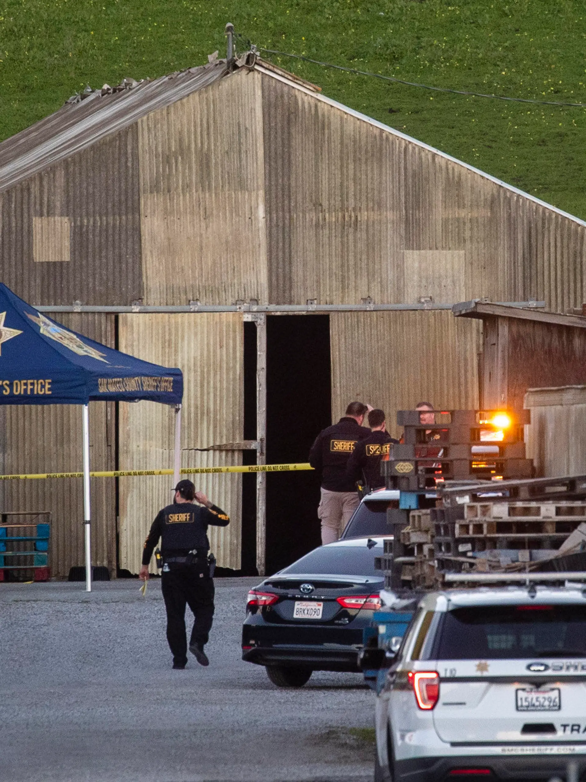 23.01.2023, USA, Half Moon Bay: Die Polizei untersucht den Tatort von Schüssen am Cabrillo Highway in Half Moon Bay, Kalifornien. Ein weitere Bluttat fordert mehrere Menschenleben, jetzt trifft es eine ländliche Gemeinde im Norden des Westküstenstaates: Bei Schüssen an zwei Tatorten, in einer Pilzfarm und einer Speditionsfirma in Half Moon Bay sind am Montag mindestens sieben Menschen ums Leben gekommen. Foto: Karl Mondon/Bay Area News Group via AP/dpa - ACHTUNG: Nur zur redaktionellen Verwendung und nur mit vollständiger Nennung des vorstehenden Credits +++ dpa-Bildfunk +++