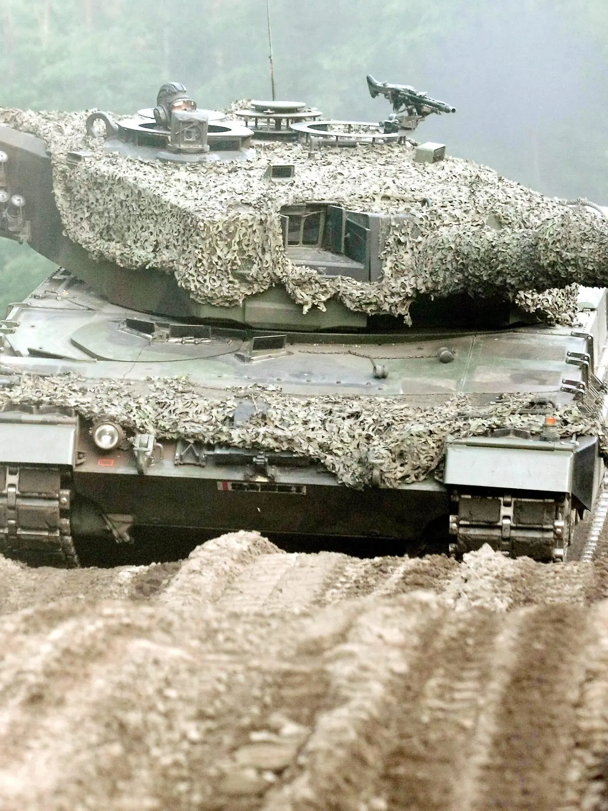 ARCHIV - 13.06.2015, Polen, Swietoszow: Ein Leopard 2A4 Panzer der polnischen 10. Panzerkavalleriebrigade aus Swietoszow, aufgenommen während der Übung Noble Jump.  Polen wird bei der Bundesregierung um eine Genehmigung für die Lieferung der in Deutschland hergestellten Kampfpanzer vom Typ Leopard an die Ukraine bitten. Foto: Lech Muszynski/PAP/dpa +++ dpa-Bildfunk +++