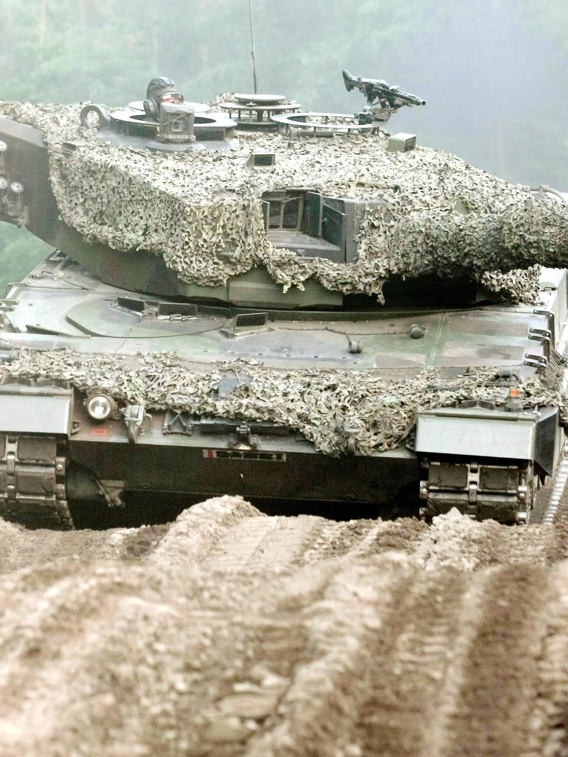 ARCHIV - 13.06.2015, Polen, Swietoszow: Ein Leopard 2A4 Panzer der polnischen 10. Panzerkavalleriebrigade aus Swietoszow, aufgenommen während der Übung Noble Jump.  Polen wird bei der Bundesregierung um eine Genehmigung für die Lieferung der in Deutschland hergestellten Kampfpanzer vom Typ Leopard an die Ukraine bitten. Foto: Lech Muszynski/PAP/dpa +++ dpa-Bildfunk +++