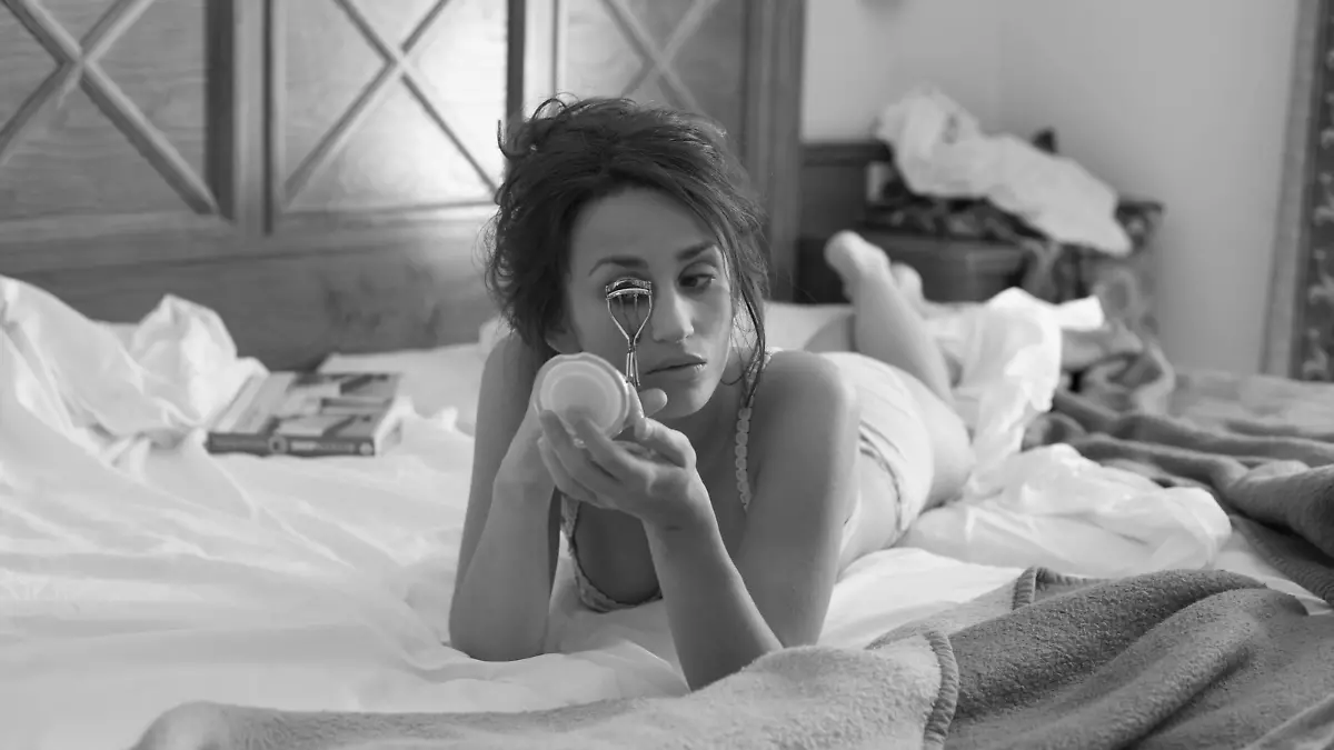 Young woman in bedroom doing make-up Keine Weitergabe an Drittverwerter.