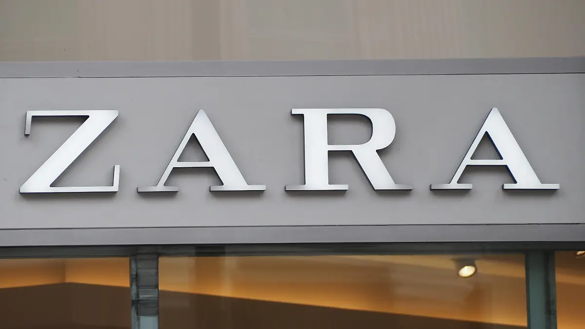 LONDON, UK - CIRCA SEPTEMBER 2019: Zara sign, model released, , property released, , 32629638.jpg, london, 2019, zara, sign, uk, beauty, fashion, clothing, logo, symbol, illustrative, editorial, illustrative editorial, business, shop, store, united kingdom, europe, european, fashionable, eu