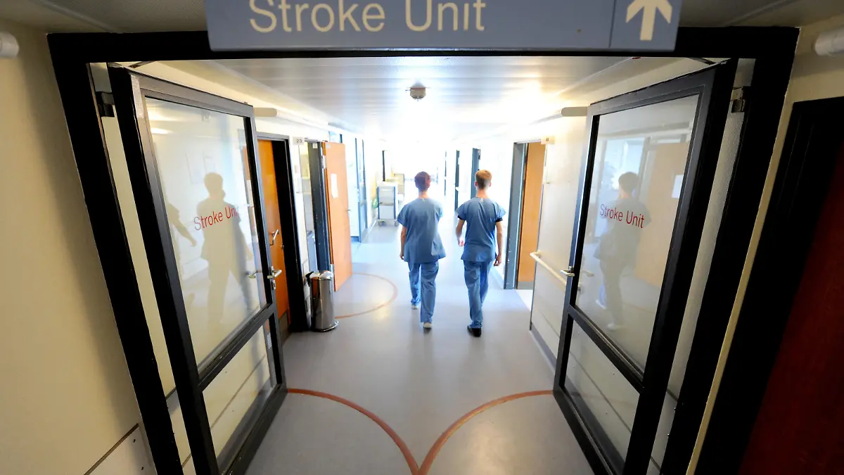Gesundheits- und Krankenpfleger gehen am Montag (23.05.2011) in der Asklepios Klinik in Hamburg-Altona über den Gang der Stroke Unit. Stroke Units sind spezialisierte Schlaganfallstationen. Bis zum Freitag (27.05.2011) beraten mehr als 3000 Experten bei einem Kongress über neue Strategien zur Vorbeugung und Behandlung von Schlaganfallpatienten. Foto: Angelika Warmuth dpa/lno (zu lno 89 vom 24.05.2011)