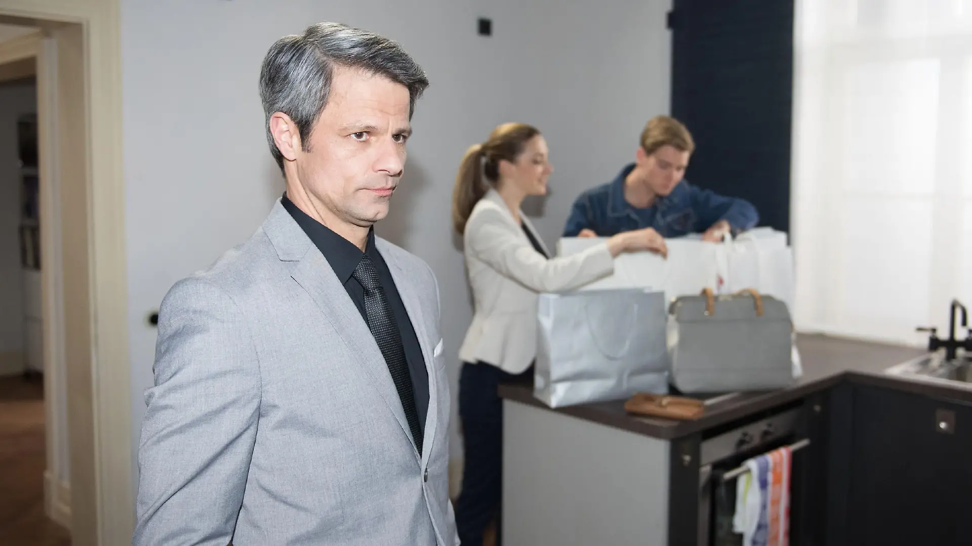 Benedikt (Jens Hajek, l.) steht weiter unter finanziellem Druck und versucht seine Probleme vor Andrea (Kristin Meyer) und Valentin (Aaron Koszuta) zu verheimlichen.