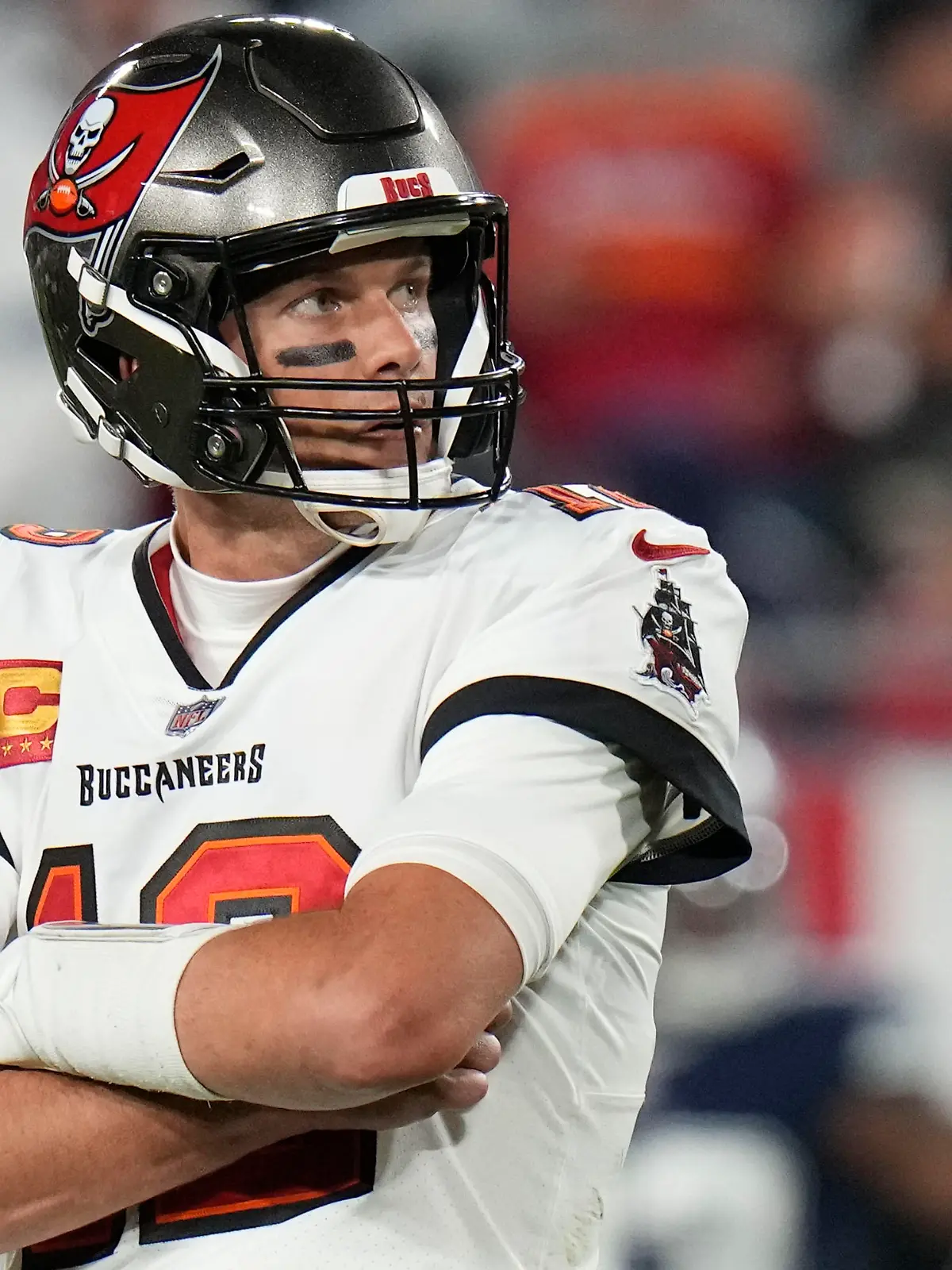 ARCHIV - 17.01.2023, USA, Tampa: American Football: Profiliga NFL, Play-off-Runde, Viertelfinal-Qualifikation, Tampa Bay Buccaneers - Dallas Cowboys. Der Quarterback der Tampa Bay Buccaneers, Tom Brady, steht während der zweiten Halbzeit auf dem Spielfeld. Der Superstar hat noch nicht über seine Zukunft und ein mögliches Ende seiner Karriere entschieden.  (zu dpa: «Brady: Wenn ich wüsste, was ich tun werde, hätte ich es schon getan») Foto: Chris O'meara/AP/dpa +++ dpa-Bildfunk +++
