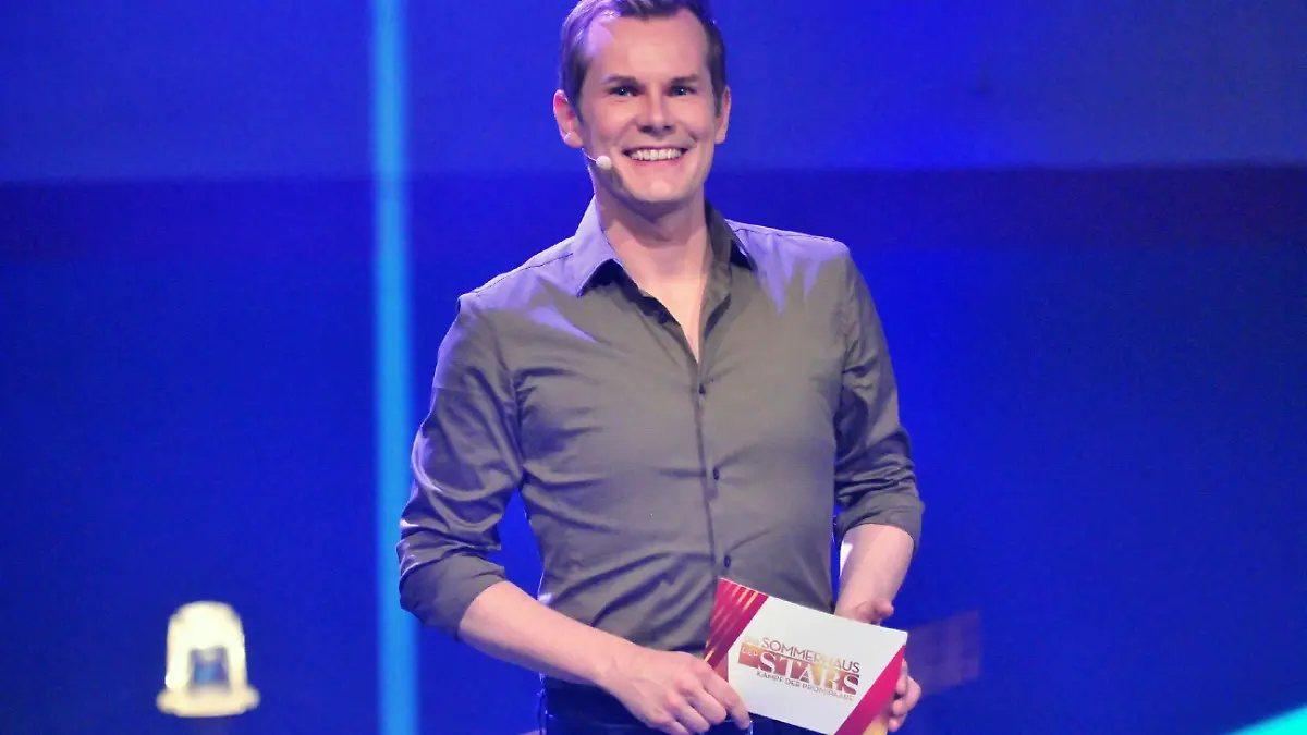 Finale bei "Das Sommerhaus der Stars - Kampf der Promipaare". Nachdem Spielleiter Malte Arkona durch eine Vielfalt an spielerischen Herausforderungen geführt hat und die 'Sommerhaus'-Bewohner bis zu 13 Tage unter einem Dach verbracht haben, wird nach dem letzten Spiel "DAS Promipaar 2016" gekürt.