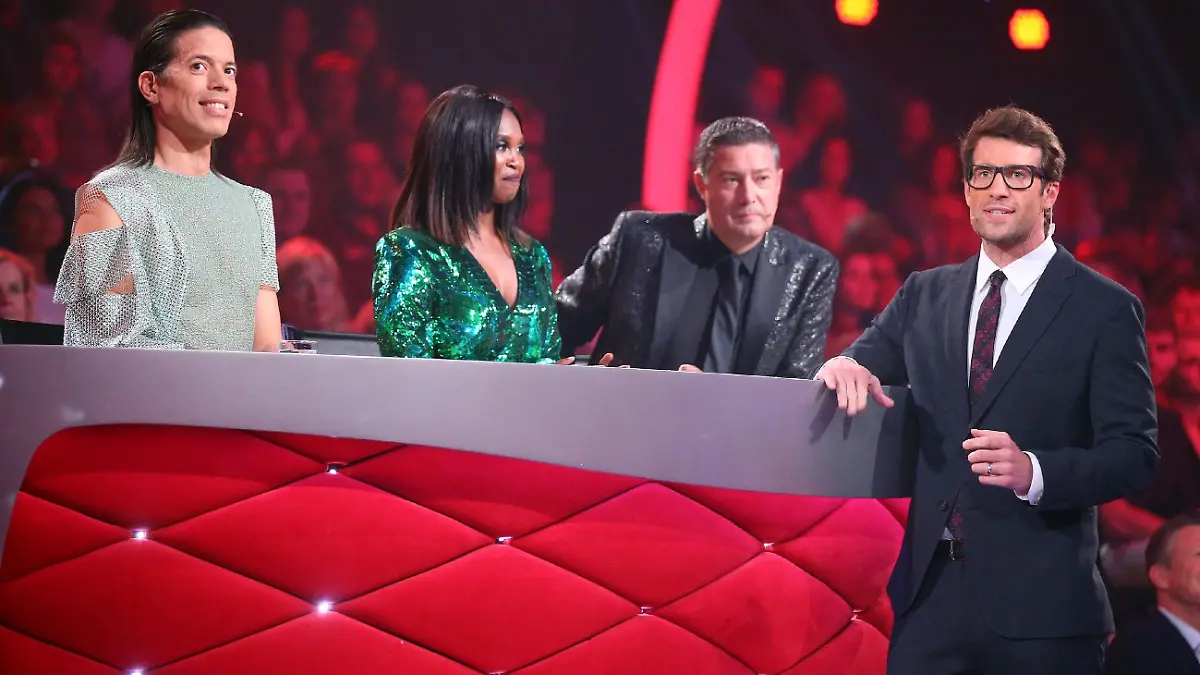 Die Jury: Jorge Gonzalez (l.), Motsi Mabuse und Joachim Llambi mit Moderator Daniel Hartwich (r.)     Verwendung der Bilder für Online-Medien ausschließlich mit folgender Verlinkung:'Alle Infos zu 'Let's Dance' im Special bei RTL.de: http://www.rtl.de/cms/sendungen/lets-dance.html