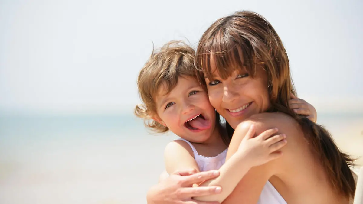 Fotolia 16945832 S frau kind mutter junge lachen meer strand sommer.jpg