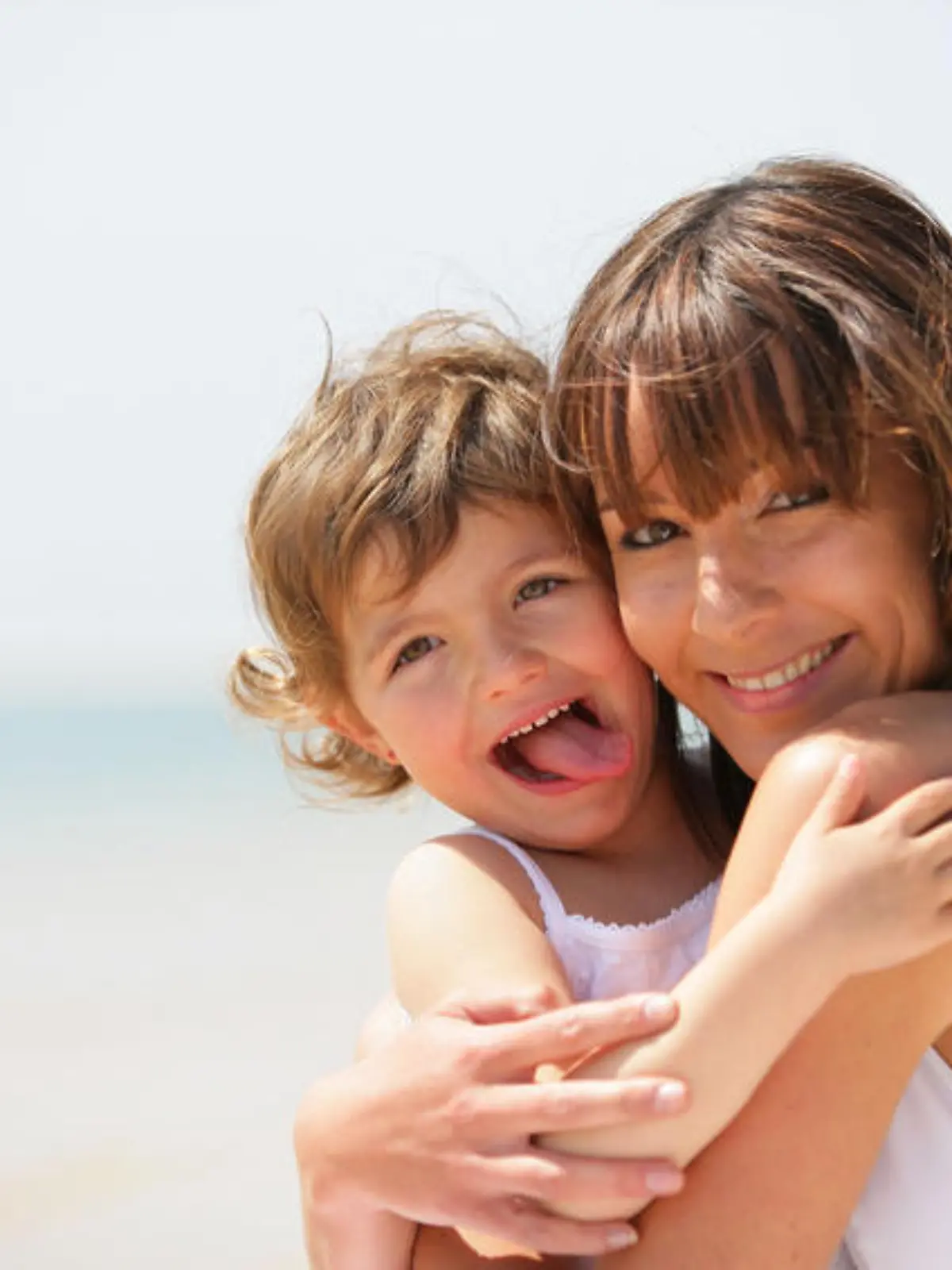 Fotolia 16945832 S frau kind mutter junge lachen meer strand sommer.jpg