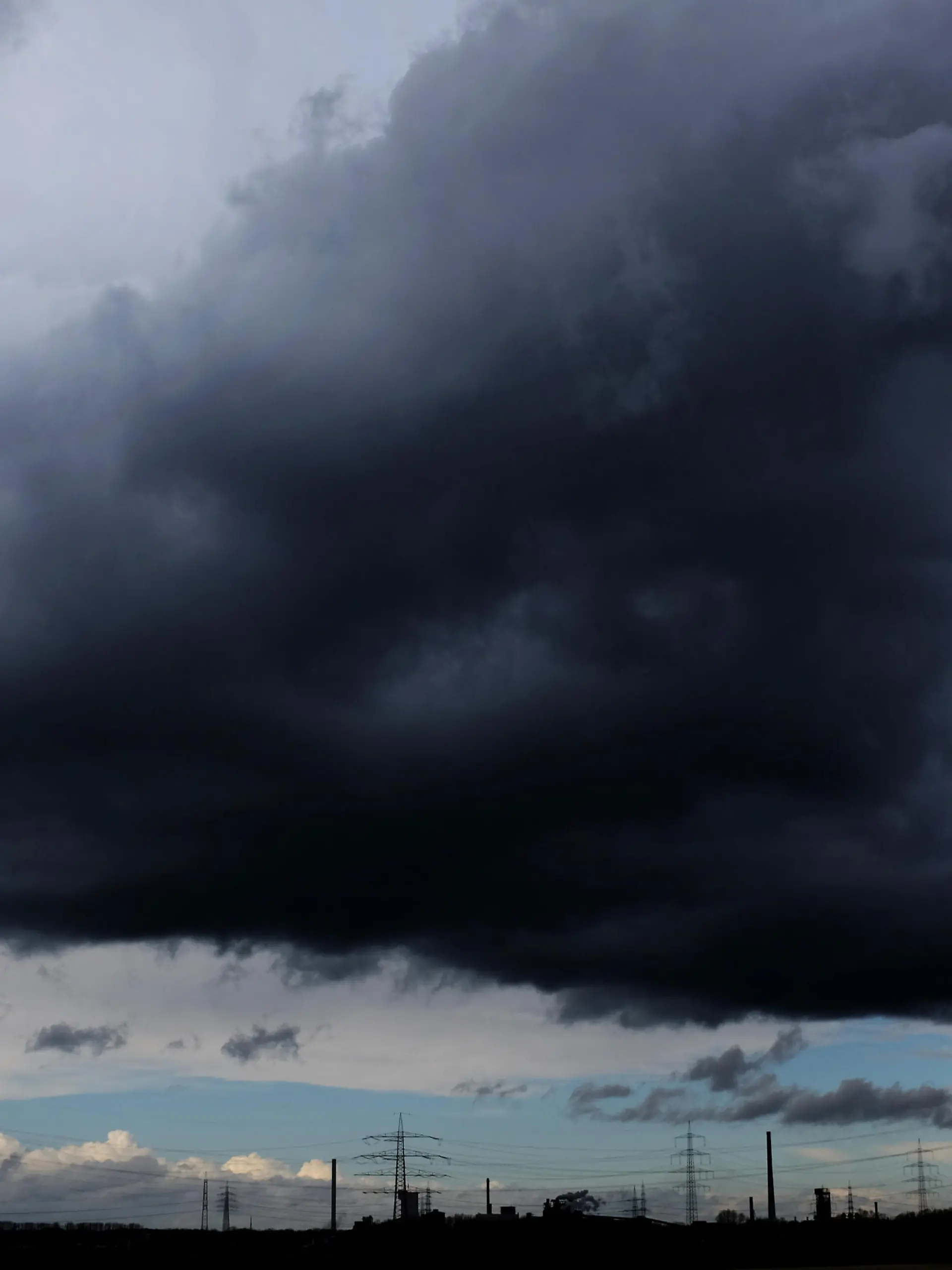dpatopbilder Bei starkem Wind ziehen am 28.03.2016 dunkle Regenwolken über Duisburg (Nordrhein-Westfalen). Am Ostermontag gibt es teilweise schwere Sturmböen, Regenschauer und vereinzelte Gewitter in Nordrhein-Westfalen. Foto: Martin Gerten/dpa