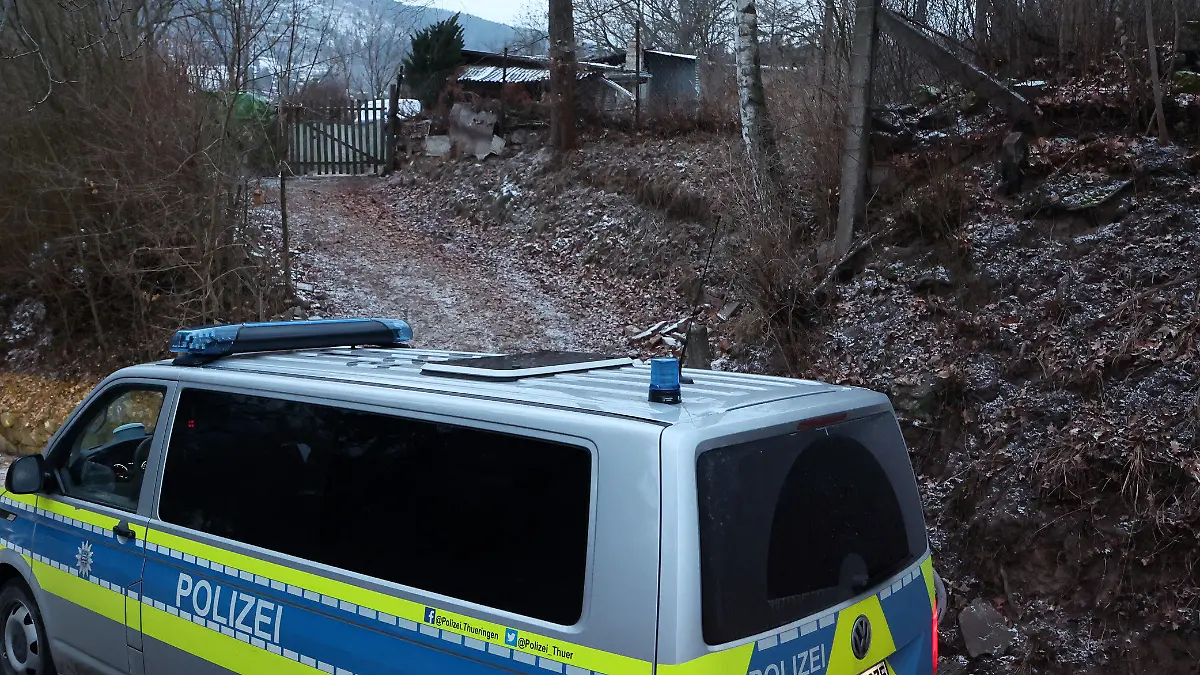 20.01.2023, Thüringen, Bad Blankenburg: Ein Polizeifahrzeug steht vor einem Gartengrundstück am Ortsrand der Stadt. Hier wurde die Leiche eines Kindes gefunden. Die Mordkommission des Thüringer Landeskriminalamtes (LKA) ermittelt wegen des Verdachts der Tötung eines Kindes. Foto: Bodo Schackow/dpa +++ dpa-Bildfunk +++
