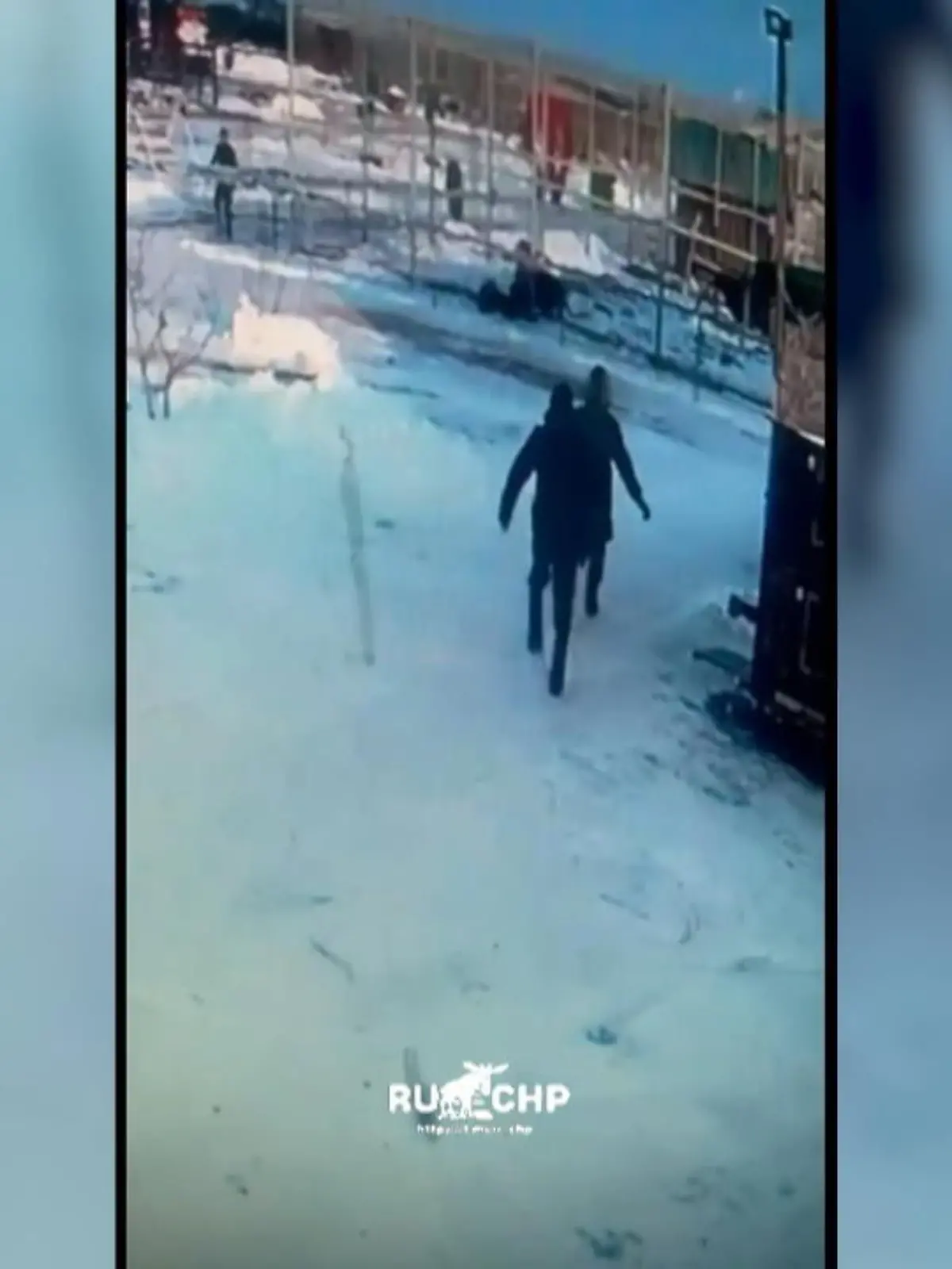 Was für eine heftige Aktion: Eine betrunkene Frau ist in der russischen Stadt Ussurijsk in einem Zoo einfach zu einem Löwen über den Zaun geklettert und ist dann von dem Tier angegriffen worden. Die Russin überlebte das Drama zwar, doch ihre Hand habe die Frau fast verloren. Das Video zeigt den Moment, den die Betroffene wohl nie wieder in ihrem Leben vergessen wird.