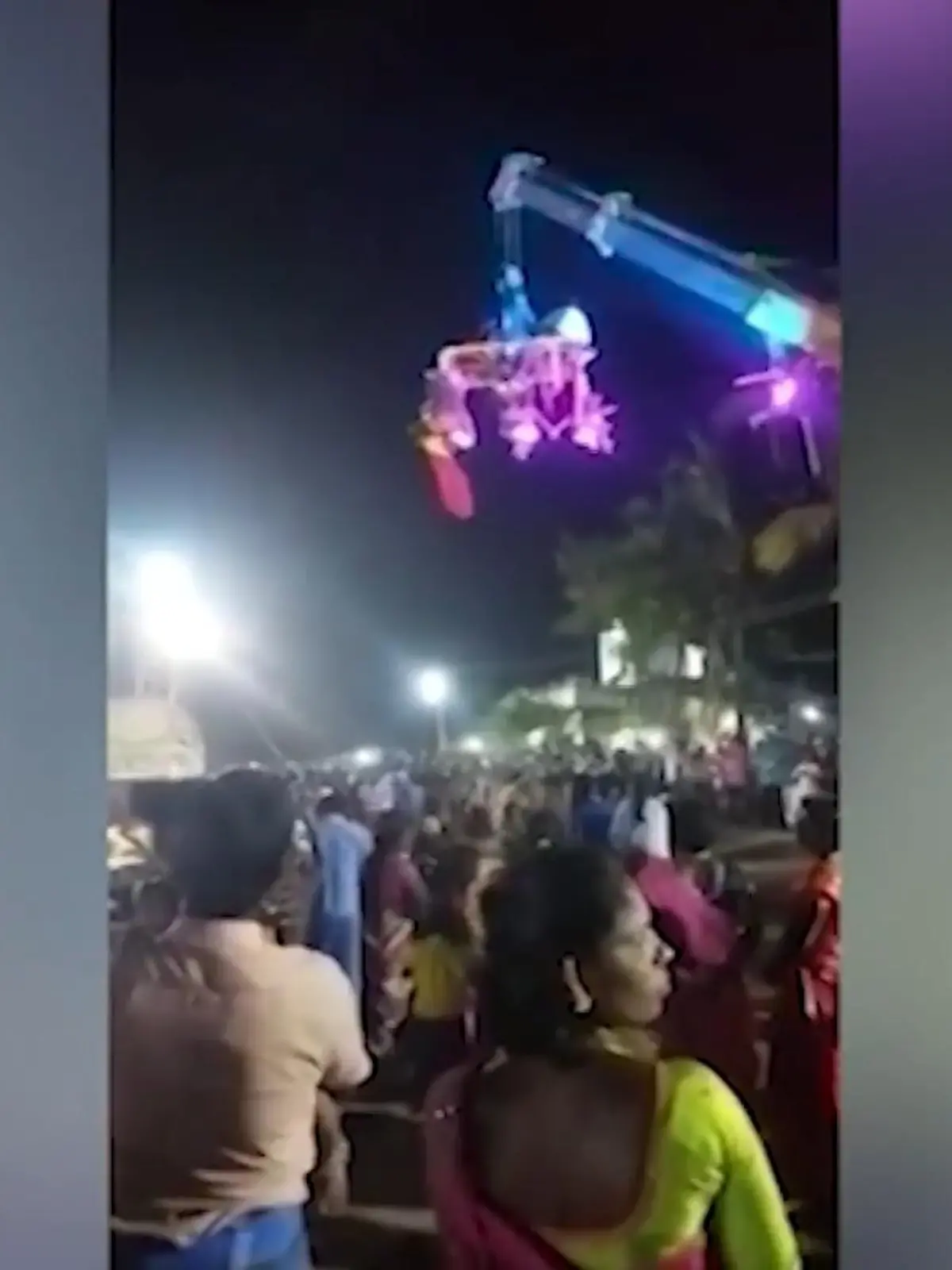 Bei einem Tempelfest in Indien ist ein Kran in eine Menschenmenge gestürzt. Dabei kamen vier Menschen ums Leben.