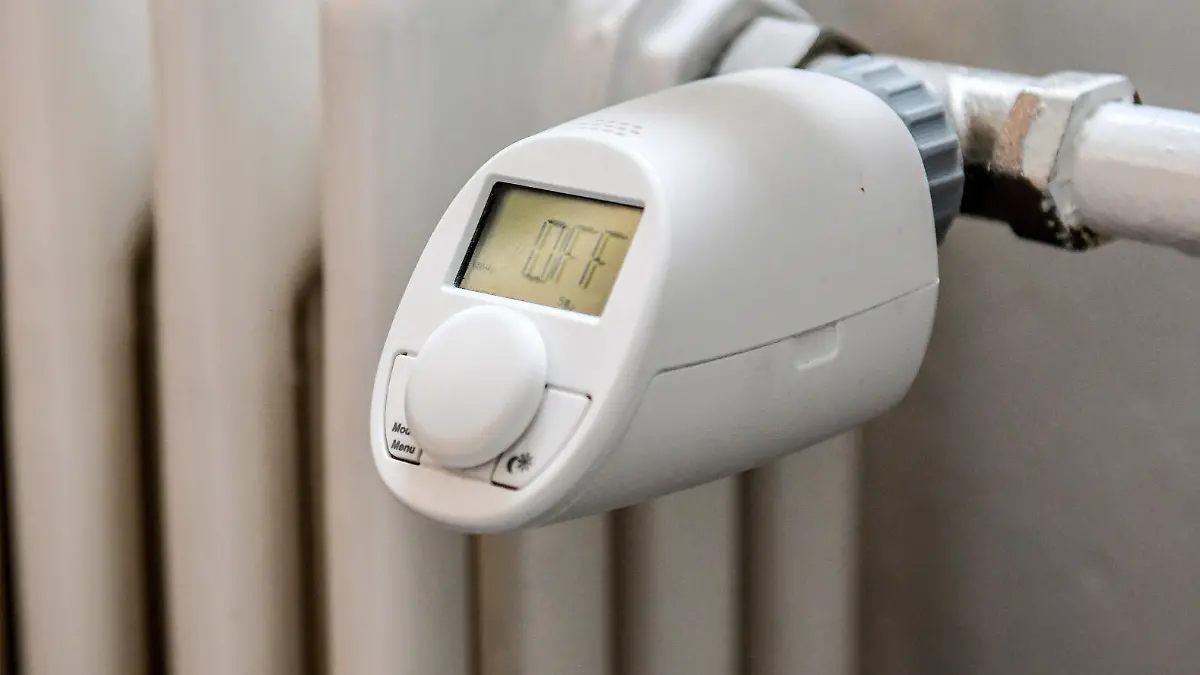  Drehen am Heizventil kann in diesem Winter teuer werden. Gas und Strom sind kostspielig wie lange nicht mehr , die Verbraucher muessen tiefer in die Tasche greifen. *** Turning the heating valve can be expensive this winter Gas and electricity are more expensive than they have been in a long time, and consumers will have to dig deeper into their pockets. heating costs are rising, Berlin, Nov.27,2021