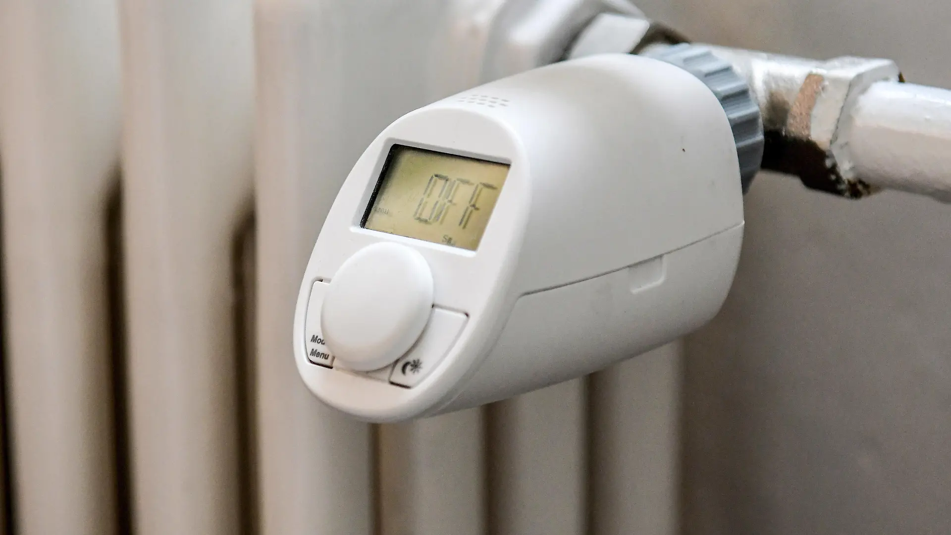 Drehen am Heizventil kann in diesem Winter teuer werden. Gas und Strom sind kostspielig wie lange nicht mehr , die Verbraucher muessen tiefer in die Tasche greifen. *** Turning the heating valve can be expensive this winter Gas and electricity are more expensive than they have been in a long time, and consumers will have to dig deeper into their pockets. heating costs are rising, Berlin, Nov.27,2021