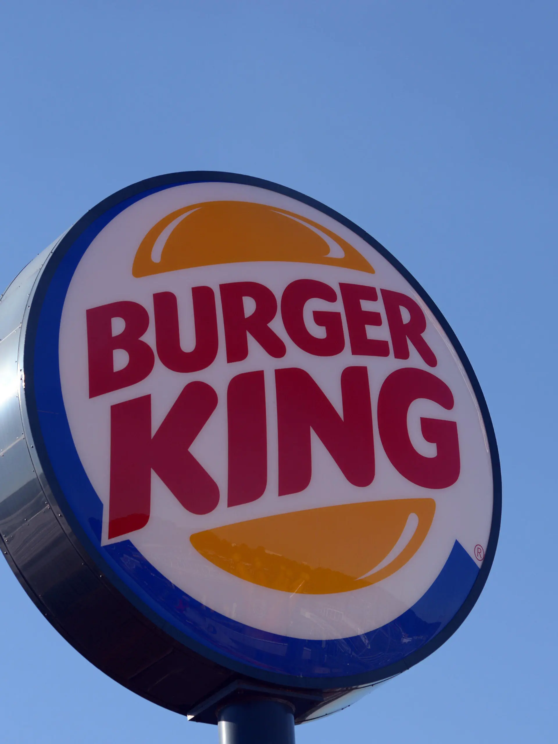 ARCHIV - Ein Schild weist am 01.08.2013 in Köln (Nordrhein-Westfalen) auf ein Burger-King-Restaurant hin. In mehreren deutschen Filialen der Fastfoodkette Burger King gibt es nach RTL-Recherchen schwere Hygienemängel. Ein eingeschleuster Reporter habe unter anderem dokumentiert, dass in von einem sogenannten Franchisenehmer betriebenen Filialen abgelaufene Lebensmittel verarbeitet würden, teilte RTL am Dienstag (29.04.2014) mit. Foto: Federico Gambarini/dpa +++(c) dpa - Bildfunk+++