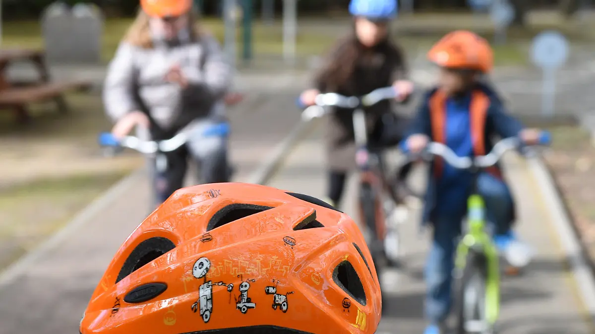 Kinder vom SOS-Kinderdorf Moabit fahren am 26.04.2016 in Berlin mit neuen Fahrradhelmen in der Jugendverkehrsschule Wilmersdorf auf Rädern. Die Helme sind Spenden der Initiative "Ich trag Helm" des Verkehrsministeriums und der Deutschen Verkehrswacht, die sich für das freiwillige Tragen von solchen Helmen einsetzt. Foto: Jens Kalaene/dpa +++(c) dpa - Bildfunk+++