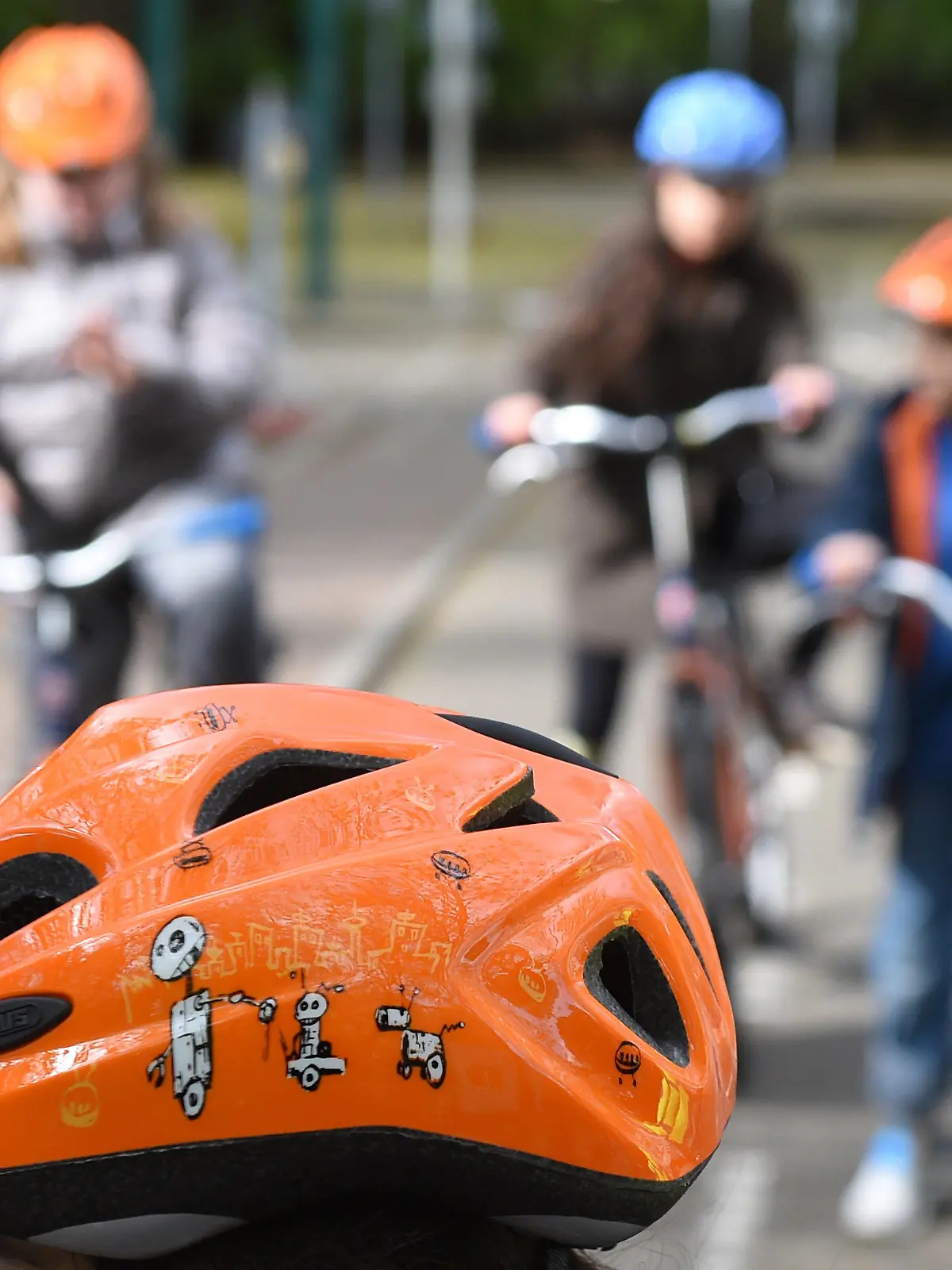 Kinder vom SOS-Kinderdorf Moabit fahren am 26.04.2016 in Berlin mit neuen Fahrradhelmen in der Jugendverkehrsschule Wilmersdorf auf Rädern. Die Helme sind Spenden der Initiative "Ich trag Helm" des Verkehrsministeriums und der Deutschen Verkehrswacht, die sich für das freiwillige Tragen von solchen Helmen einsetzt. Foto: Jens Kalaene/dpa +++(c) dpa - Bildfunk+++