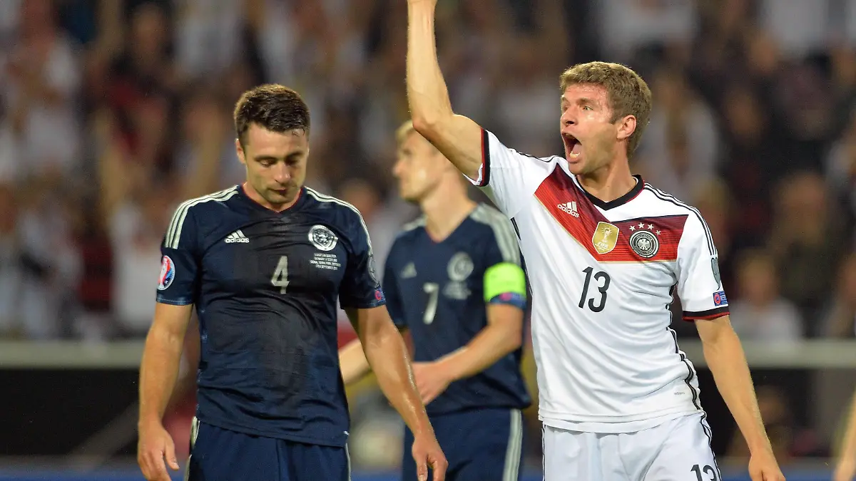 Deutschland vs. Schottland --- Fussball --- International --- 07.09.2014 Thomas Müller, Mueller (Deutschland), rechts, Torjubel nach dem 0:1, links Enttäuschung, Enttaeuschung bei Russell Martin (Schottland), Freude, Gestik, halbe FigurGermany vs Scotland Football International 07 09 2014 Thomas Mueller Mueller Germany right goal celebration After the 0 1 left Disappointment Disappointment at Russell Martin Scotland happiness Gesture Halbe Figure