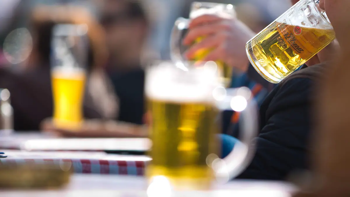 ARCHIV - 08.03.2014, Hessen, Frankfurt am Main: Gäste eines Cafes genießen ein Bier. Die Abhängigkeit von Alkohol bleibt in Brandenburg das größte Suchtproblem. (zu "In Brandenburg ist Alkohol die am häufigsten konsumierte Droge" vom 16.06.2018) Foto: Frank Rumpenhorst/dpa +++ dpa-Bildfunk +++