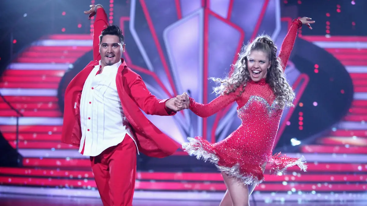 Victoria Swarovski und Erich Klann       Verwendung der Bilder für Online-Medien ausschließlich mit folgender Verlinkung:'Alle Infos zu 'Let's Dance' im Special bei RTL.de: http://www.rtl.de/cms/sendungen/lets-dance.html