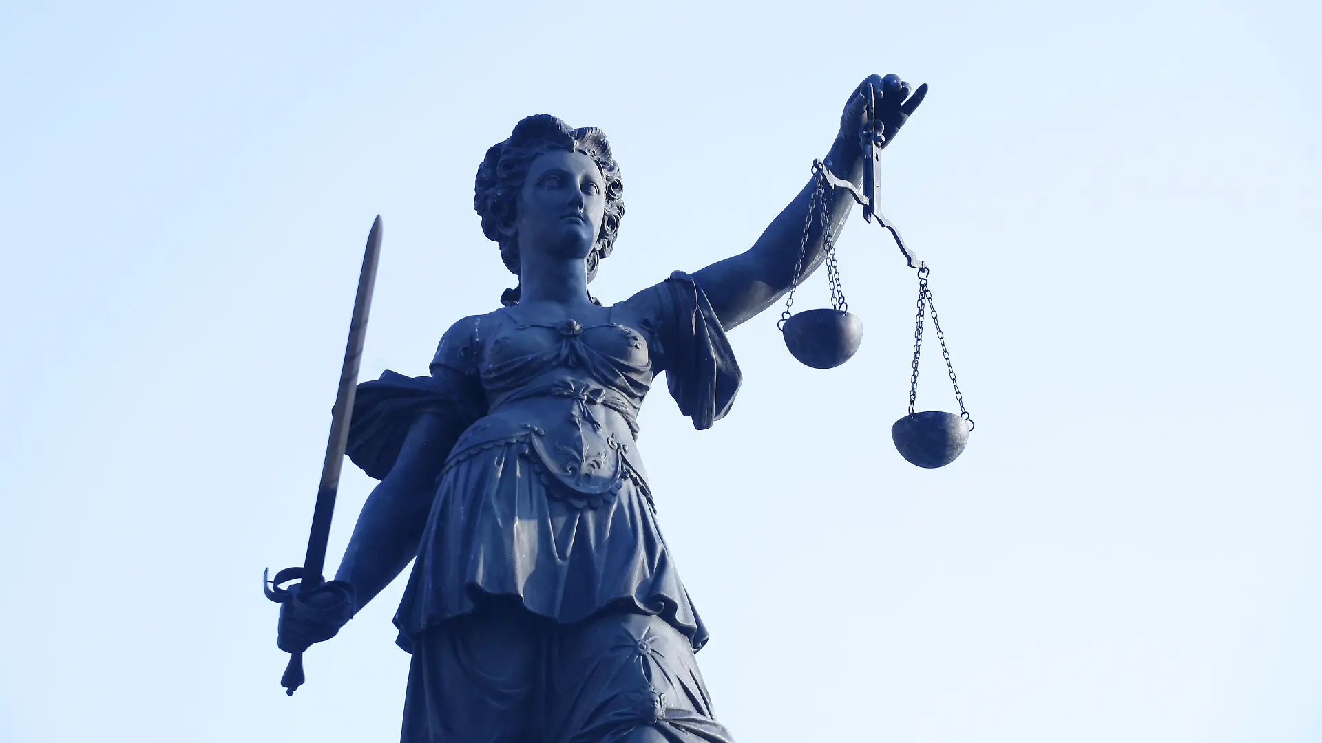 Eine Statue der Justitia (auch Justizia), Göttin der Justiz, der Rechtsprechung und der Gerechtigkeit, steht auf dem Gerechtigkeitsbrunnen auf dem Römerberg in Frankfurt am Main und hält eine Waage mit zwei Wagschalen in der linken und das Richtschwert in der rechten Hand, aufgenommen am Main am 11.01.2009. Foto: Wolfram Steinberg +++(c) dpa - Report+++