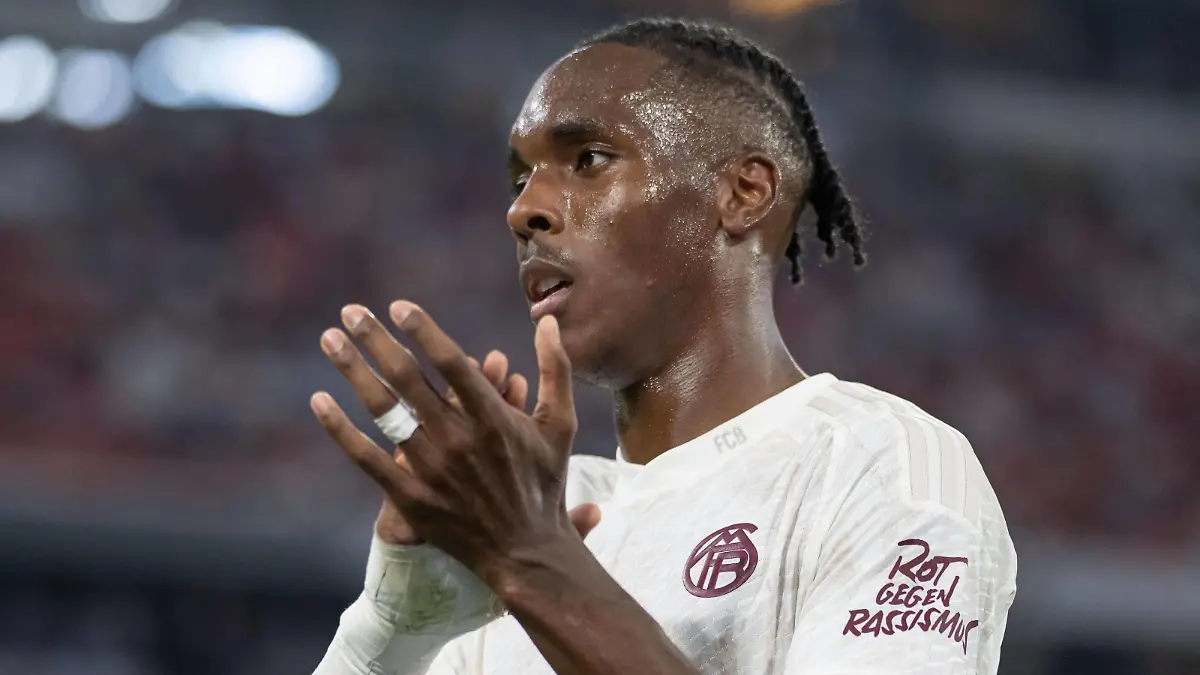 Mathys Tel FC Bayern Muenchen, 39 bedankt sich nach seiner Auswechslung beim Publikum. GER, FC Bayern Muenchen gegen RB Leipzig, Fussball, DFL-Supercup, Spielzeit 2023/2024, 12.08.2023. DFL DFB REGULATIONS PROHIBIT ANY USE OF PHOTOGRAPHS as IMAGE SEQUENCES and or QUASI-VIDEO. GER, FC Bayern Muenchen gegen RB Leipzig, Fussball, Bundesliga, 33. Spieltag, Spielzeit 2022/2023, 20.05.2023 Muenchen *** Mathys Tel FC Bayern Muenchen, 39 thanks the crowd after his substitution GER, FC Bayern Muenchen vs RB Leipzig, football, DFL Supercup, season 2023 2024, 12 08 2023 DFL DFB REGULATES PROHIBIT ANY USE OF PHOTOGRAPHS as IMAGE SEQUENCES and or QUASI VIDEO GER, FC Bayern Muenchen vs RB Leipzig, football, Bundesliga, 33 Spieltag, season 2022 2023, 20 05 2023 Muenchen Copyright: xEibner-Pressefoto/HeikexFeinerx EP_HFR