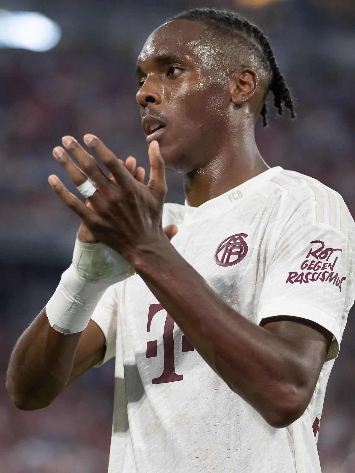 Mathys Tel FC Bayern Muenchen, 39 bedankt sich nach seiner Auswechslung beim Publikum. GER, FC Bayern Muenchen gegen RB Leipzig, Fussball, DFL-Supercup, Spielzeit 2023/2024, 12.08.2023. DFL DFB REGULATIONS PROHIBIT ANY USE OF PHOTOGRAPHS as IMAGE SEQUENCES and or QUASI-VIDEO. GER, FC Bayern Muenchen gegen RB Leipzig, Fussball, Bundesliga, 33. Spieltag, Spielzeit 2022/2023, 20.05.2023 Muenchen *** Mathys Tel FC Bayern Muenchen, 39 thanks the crowd after his substitution GER, FC Bayern Muenchen vs RB Leipzig, football, DFL Supercup, season 2023 2024, 12 08 2023 DFL DFB REGULATES PROHIBIT ANY USE OF PHOTOGRAPHS as IMAGE SEQUENCES and or QUASI VIDEO GER, FC Bayern Muenchen vs RB Leipzig, football, Bundesliga, 33 Spieltag, season 2022 2023, 20 05 2023 Muenchen Copyright: xEibner-Pressefoto/HeikexFeinerx EP_HFR
