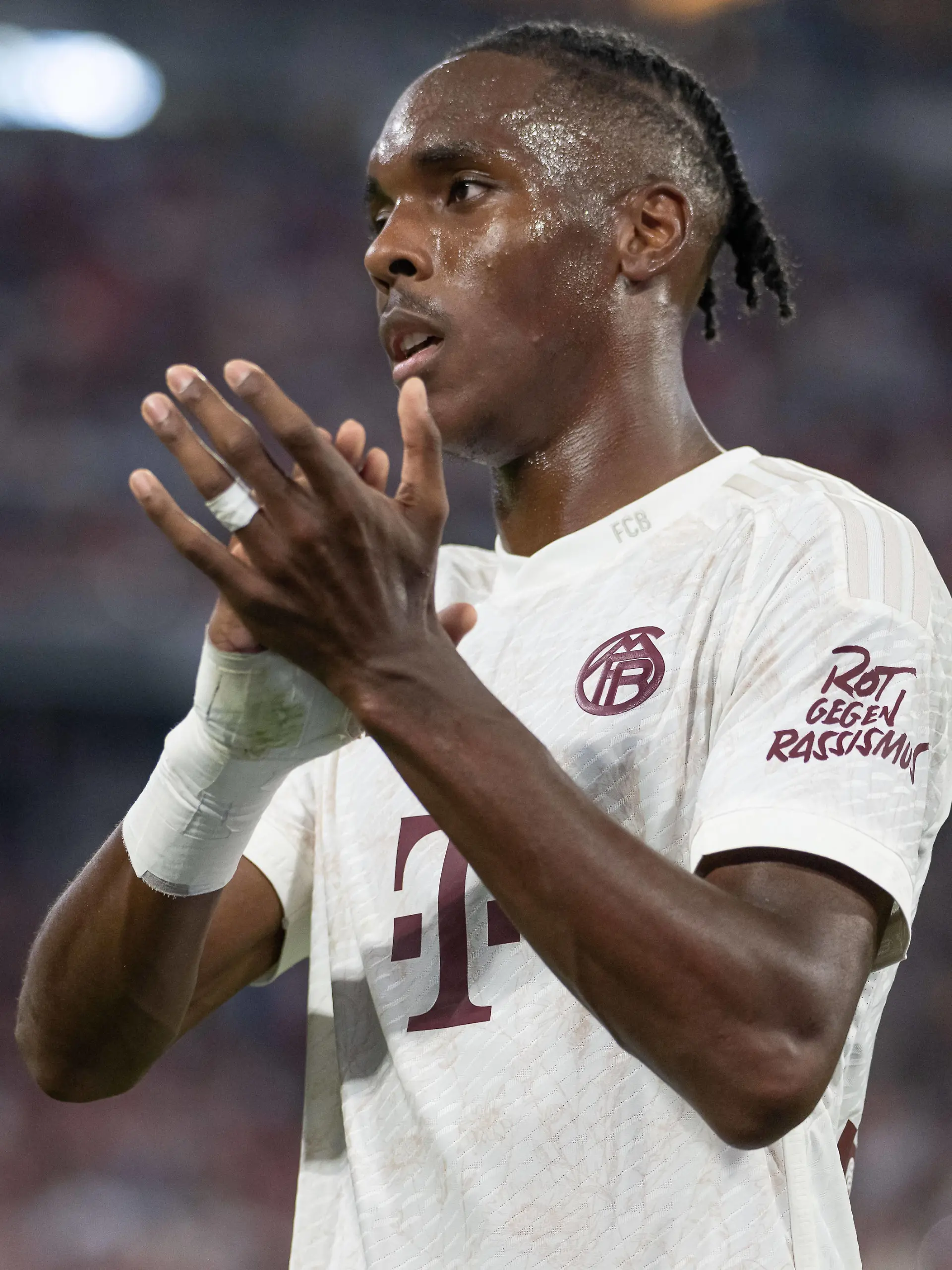 Mathys Tel FC Bayern Muenchen, 39 bedankt sich nach seiner Auswechslung beim Publikum. GER, FC Bayern Muenchen gegen RB Leipzig, Fussball, DFL-Supercup, Spielzeit 2023/2024, 12.08.2023. DFL DFB REGULATIONS PROHIBIT ANY USE OF PHOTOGRAPHS as IMAGE SEQUENCES and or QUASI-VIDEO. GER, FC Bayern Muenchen gegen RB Leipzig, Fussball, Bundesliga, 33. Spieltag, Spielzeit 2022/2023, 20.05.2023 Muenchen *** Mathys Tel FC Bayern Muenchen, 39 thanks the crowd after his substitution GER, FC Bayern Muenchen vs RB Leipzig, football, DFL Supercup, season 2023 2024, 12 08 2023 DFL DFB REGULATES PROHIBIT ANY USE OF PHOTOGRAPHS as IMAGE SEQUENCES and or QUASI VIDEO GER, FC Bayern Muenchen vs RB Leipzig, football, Bundesliga, 33 Spieltag, season 2022 2023, 20 05 2023 Muenchen Copyright: xEibner-Pressefoto/HeikexFeinerx EP_HFR
