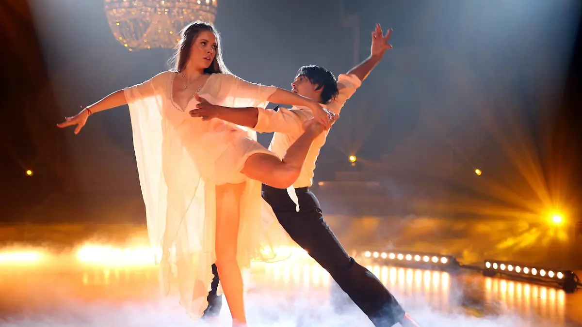 Victoria Swarovski und Erich Klann.         Verwendung der Bilder für Online-Medien ausschließlich mit folgender Verlinkung:'Alle Infos zu 'Let's Dance' im Special bei RTL.de: http://www.rtl.de/cms/sendungen/lets-dance.html