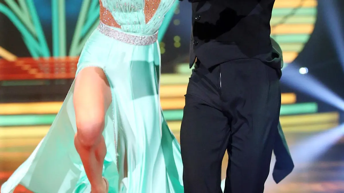 Jana Pallaske und Massimo Sinató.        Verwendung der Bilder für Online-Medien ausschließlich mit folgender Verlinkung:'Alle Infos zu 'Let's Dance' im Special bei RTL.de: http://www.rtl.de/cms/sendungen/lets-dance.html
