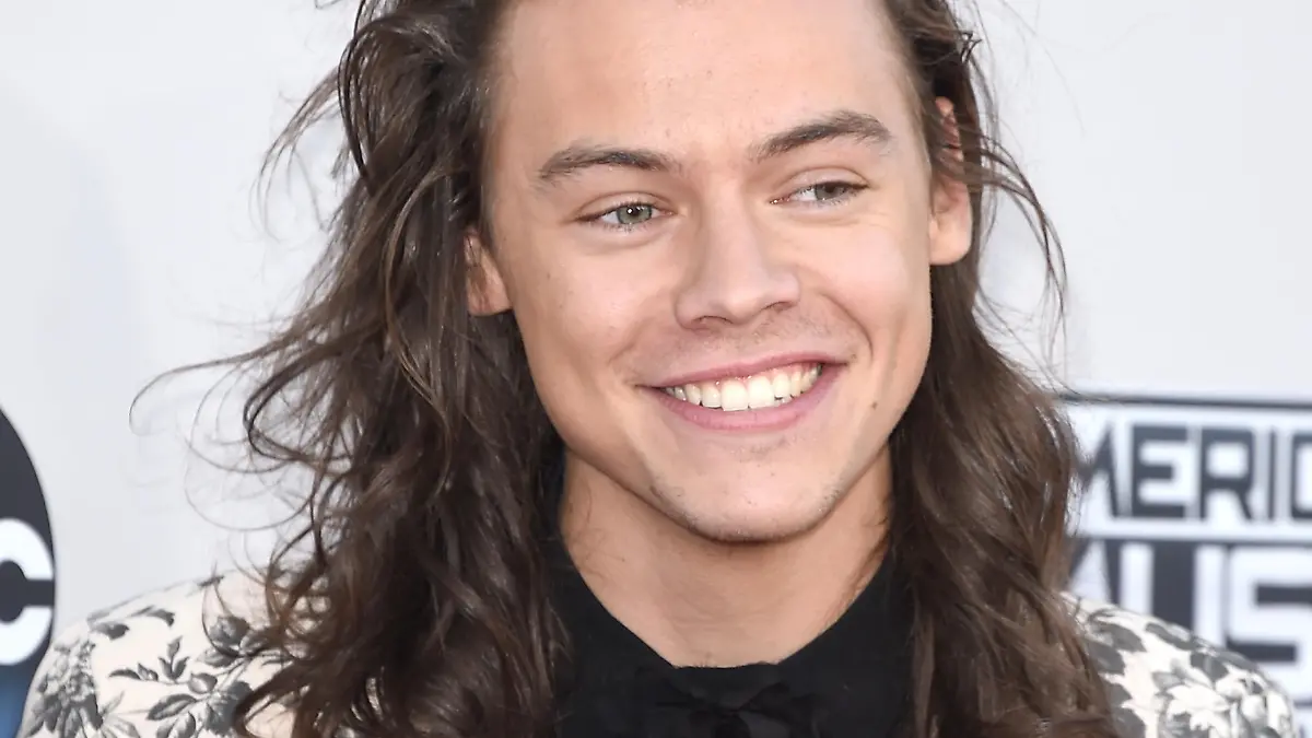 LOS ANGELES, CA - NOVEMBER 22:  Recording artist Harry Styles of One Direction, winner of Favorite Pop/Rock Band/Duo/Group, poses in the press room during the 2015 American Music Awards at Microsoft Theater on November 22, 2015 in Los Angeles, California.  (Photo by Jason Merritt/Getty Images)