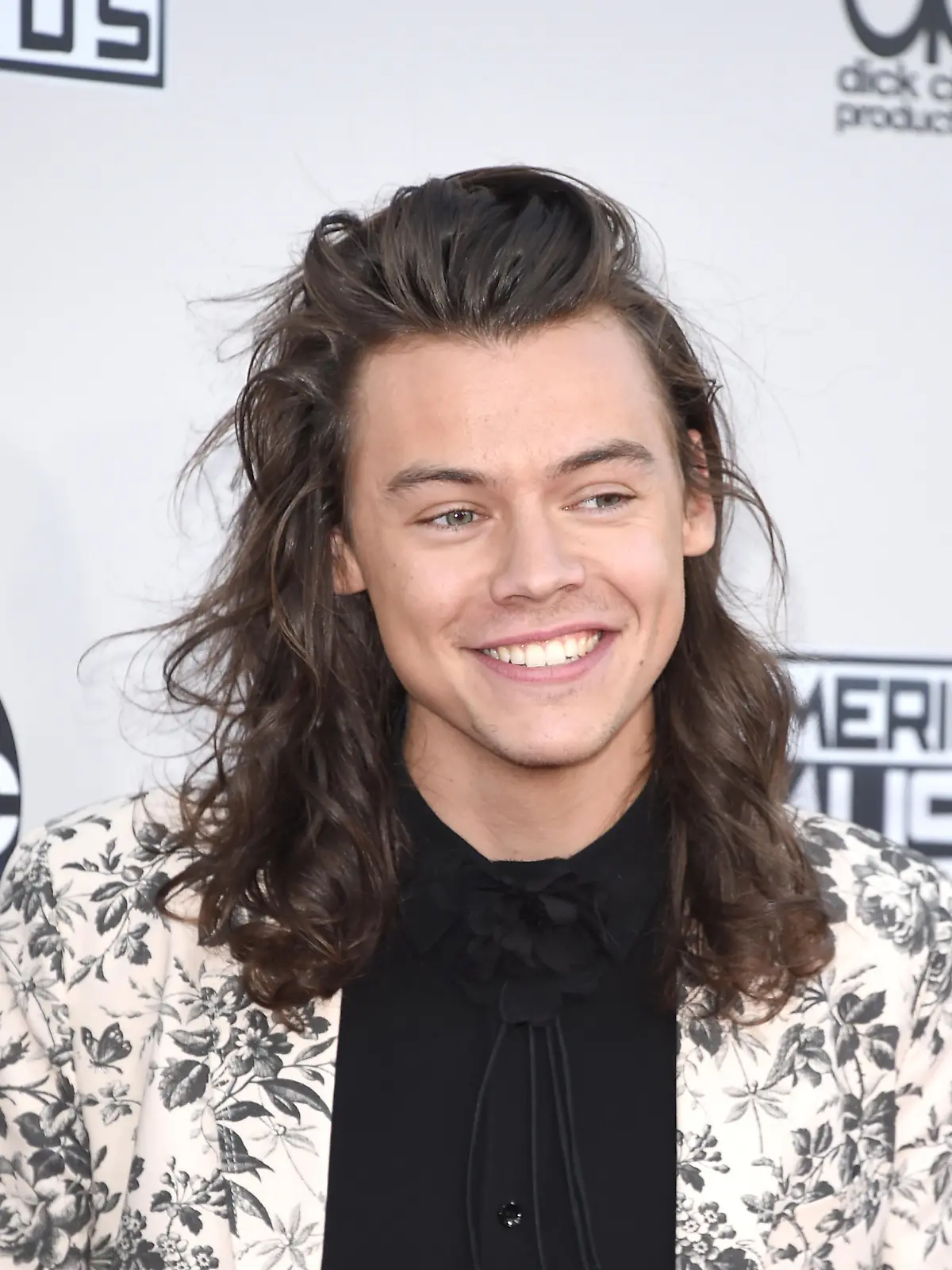LOS ANGELES, CA - NOVEMBER 22:  Recording artist Harry Styles of One Direction, winner of Favorite Pop/Rock Band/Duo/Group, poses in the press room during the 2015 American Music Awards at Microsoft Theater on November 22, 2015 in Los Angeles, California.  (Photo by Jason Merritt/Getty Images)