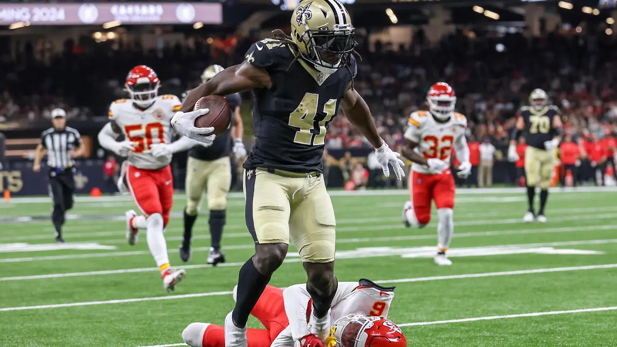 August 13, 2023: New Orleans Saints running back Alvin Kamara 41 breaks a run and tries to avoid a tackle from Kansas City s Bryan Cook 6 during NFL, American Football Herren, USA pre-season game action between the New Orleans Saints and the Kansas City Chiefs at the Caesars Superdome in New Orleans, LA. /CSM New Orleans USA - ZUMAc04_ 20230813_zma_c04_024 Copyright: xJonathanxMailhesx