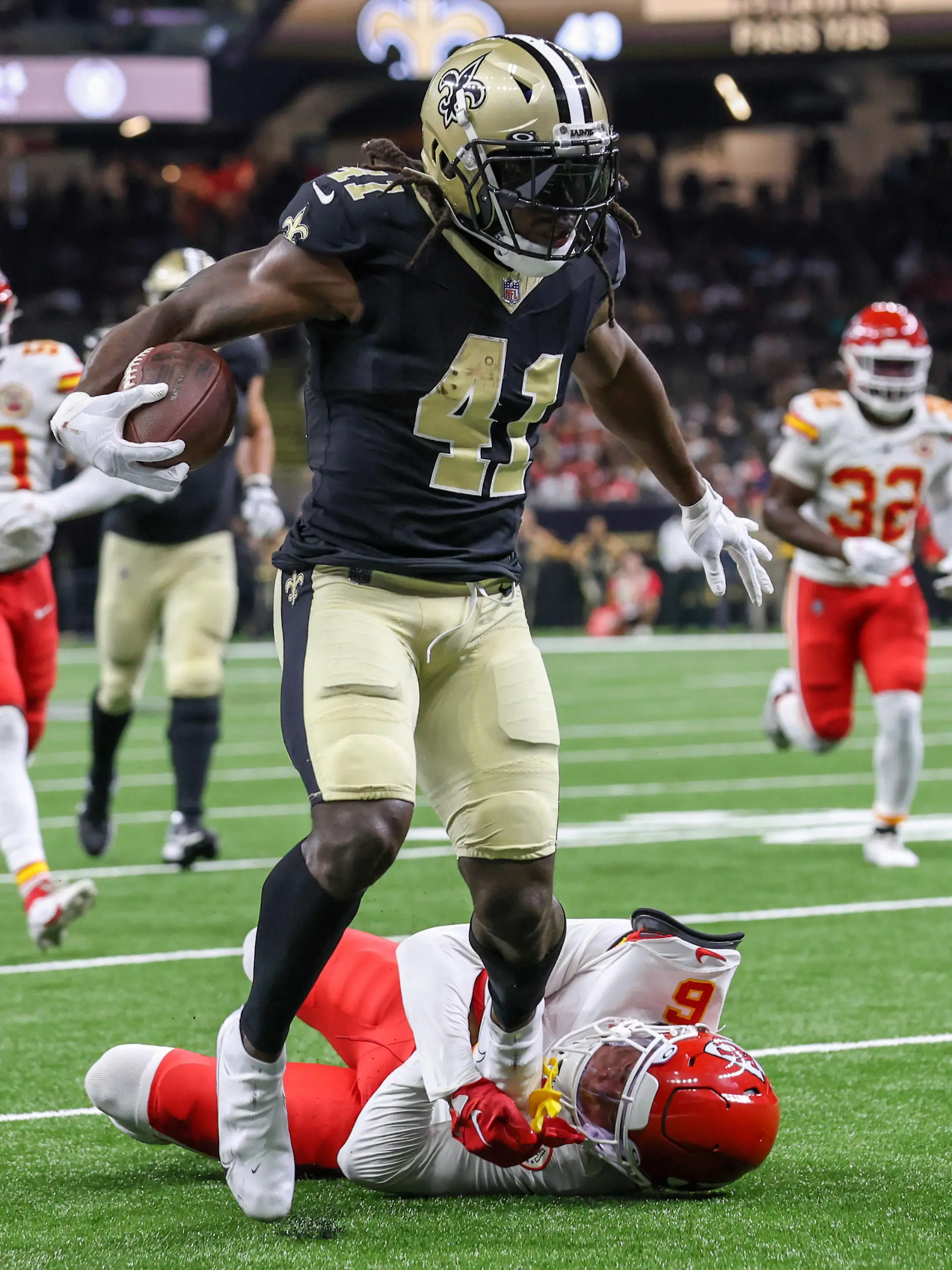 August 13, 2023: New Orleans Saints running back Alvin Kamara 41 breaks a run and tries to avoid a tackle from Kansas City s Bryan Cook 6 during NFL, American Football Herren, USA pre-season game action between the New Orleans Saints and the Kansas City Chiefs at the Caesars Superdome in New Orleans, LA. /CSM New Orleans USA - ZUMAc04_ 20230813_zma_c04_024 Copyright: xJonathanxMailhesx